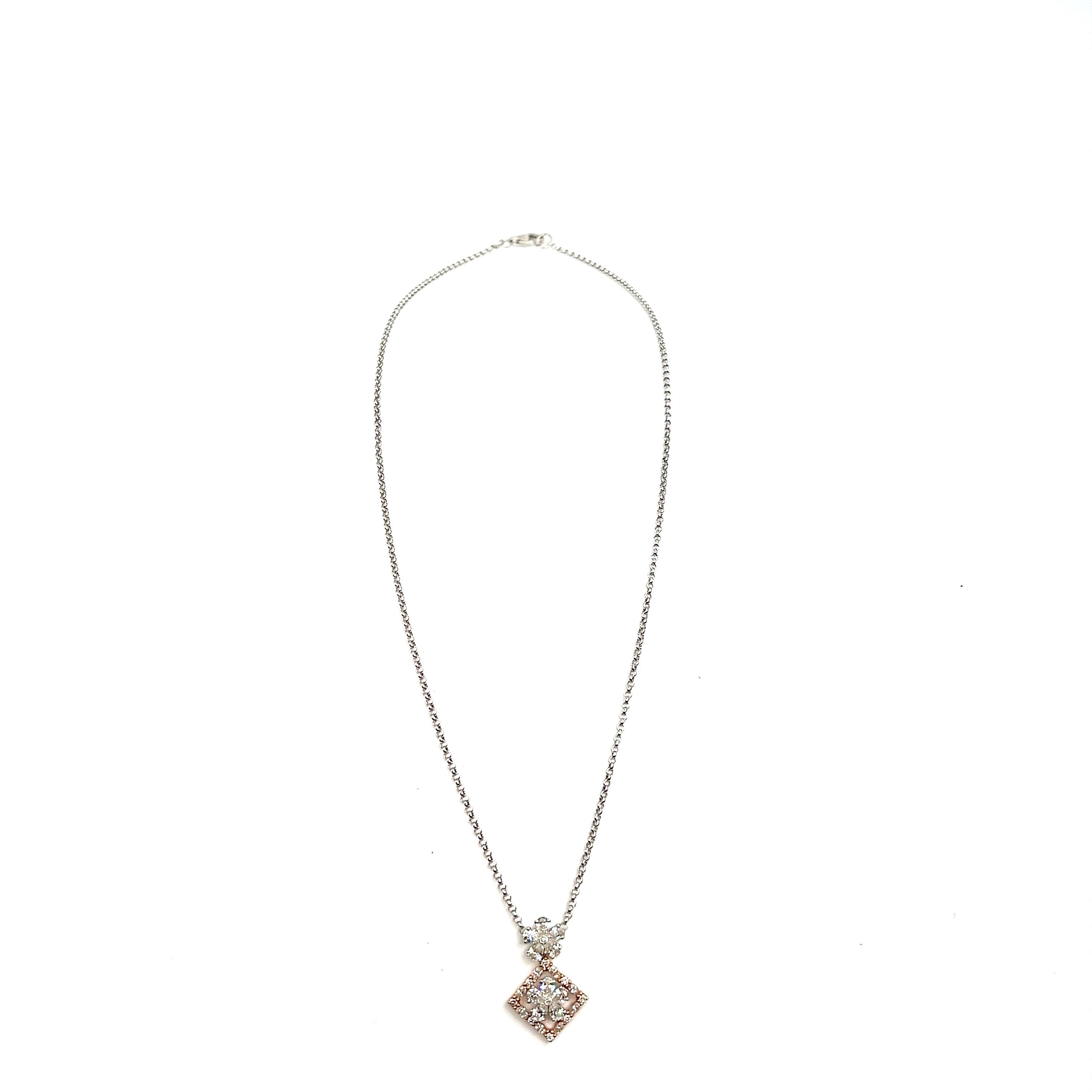 Questo pendente di diamanti in oro bianco e rosa 18 carati, unico nel suo genere, presenta 28 diamanti rotondi, a forma di pera e di marquis per un peso di 1,28 carati e una gradazione di colore F-G e di purezza VS2/SI1. Un ciondolo splendido e