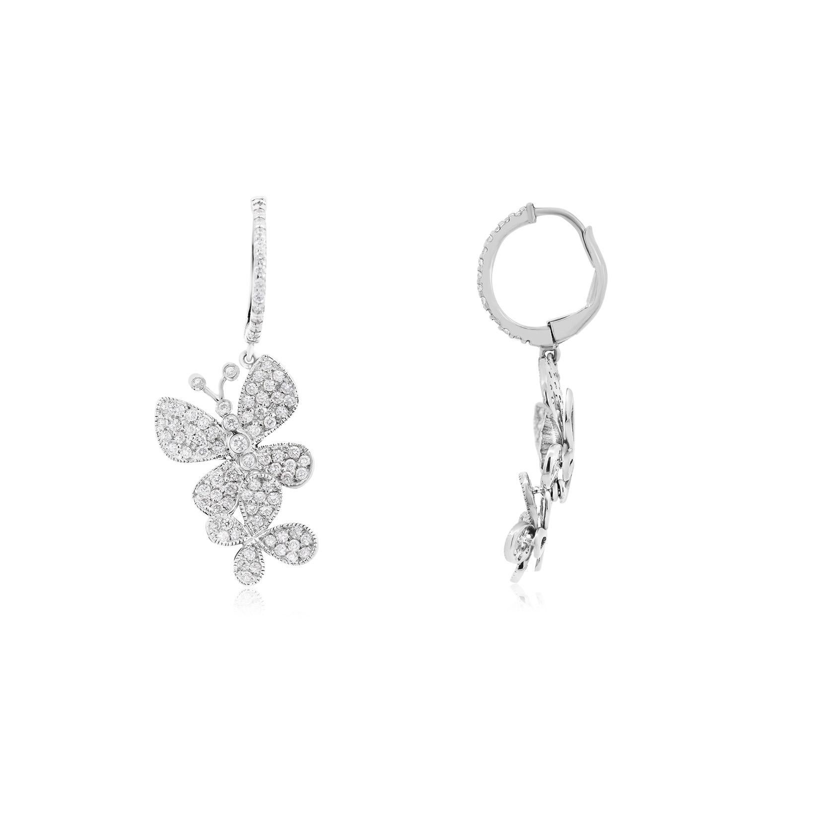 Questi squisiti orecchini a farfalla sono realizzati in oro bianco 14K e impreziositi da 1,28 carati di diamanti tondi brillanti naturali. Disegnata con delicate ali incastonate di pavé e accenti scintillanti, ogni farfalla prende vita con