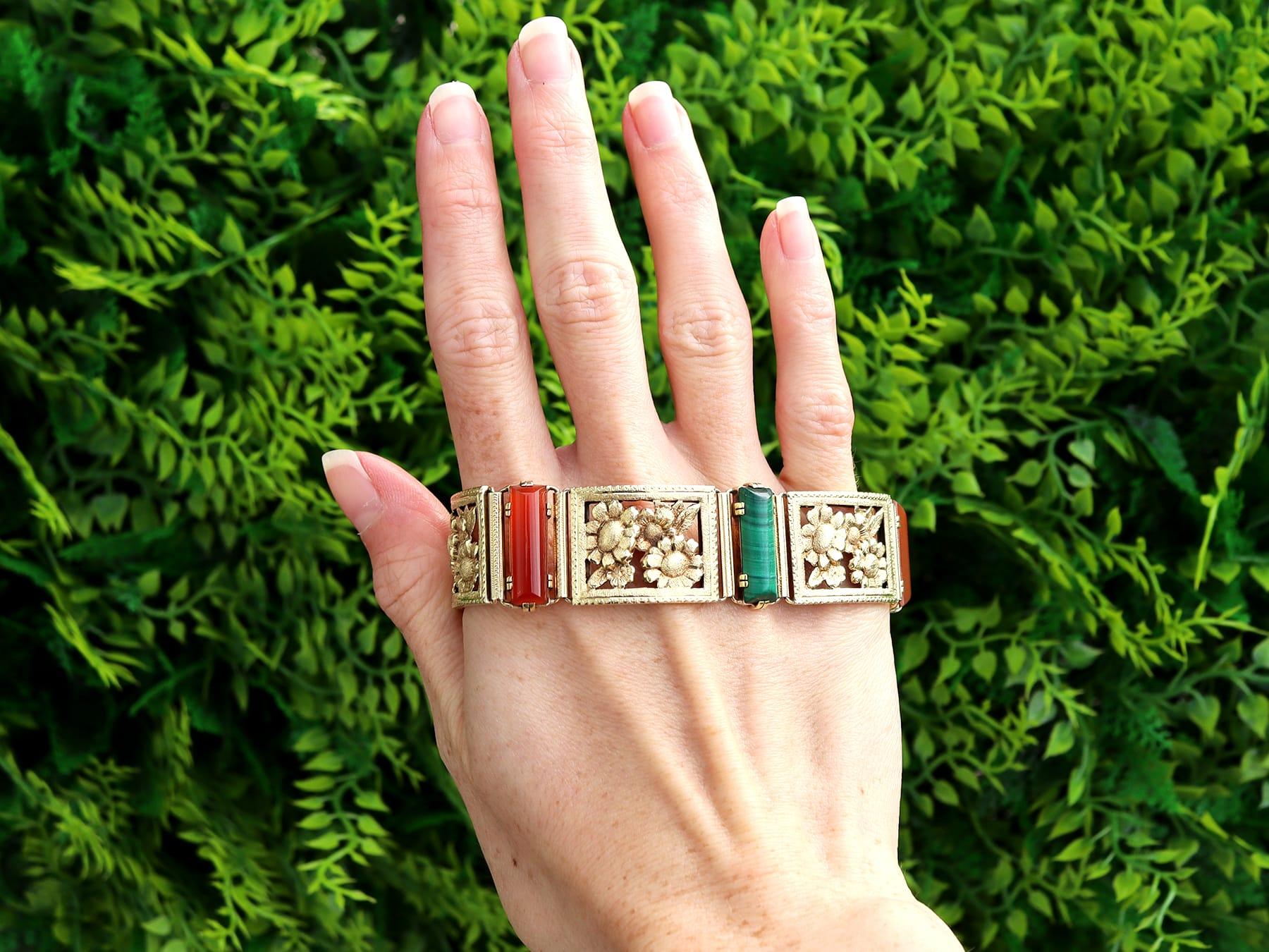 Un superbe bracelet des années 1930 en agate teintée de 12,80 carats et malachite de 4,23 carats, en or jaune 14 carats ; faisant partie de nos diverses collections de bijoux anciens et de bijoux de succession.

Ce magnifique bracelet de pierres