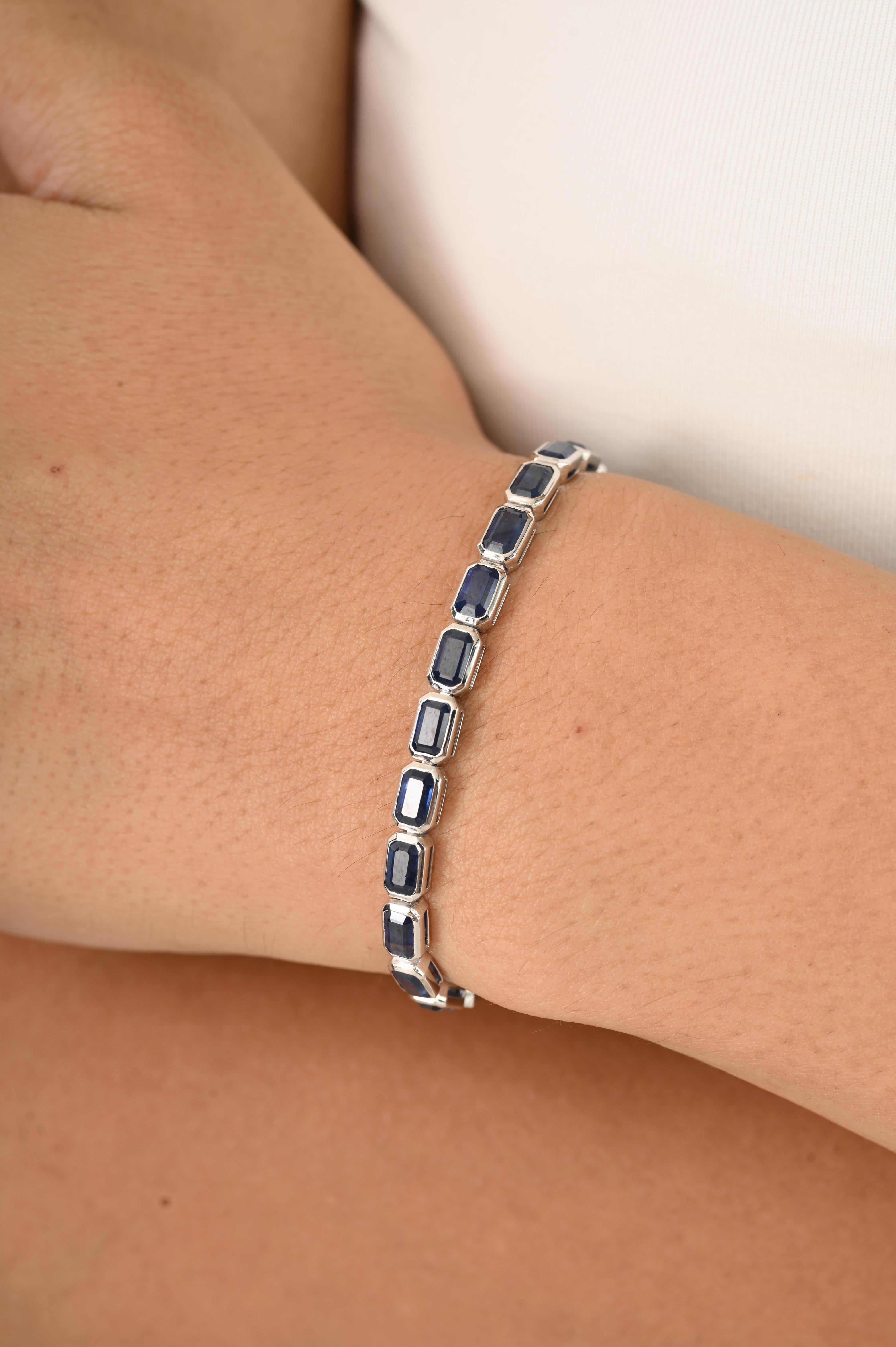 Bracciale Tennis con zaffiro blu intenso da 12,81 carati in oro bianco 18 carati con castone incastonato, ogni zaffiro è selezionato a mano per la sua vibrante tonalità di blu reale e sapientemente tagliato in eleganti forme di smeraldo, con una