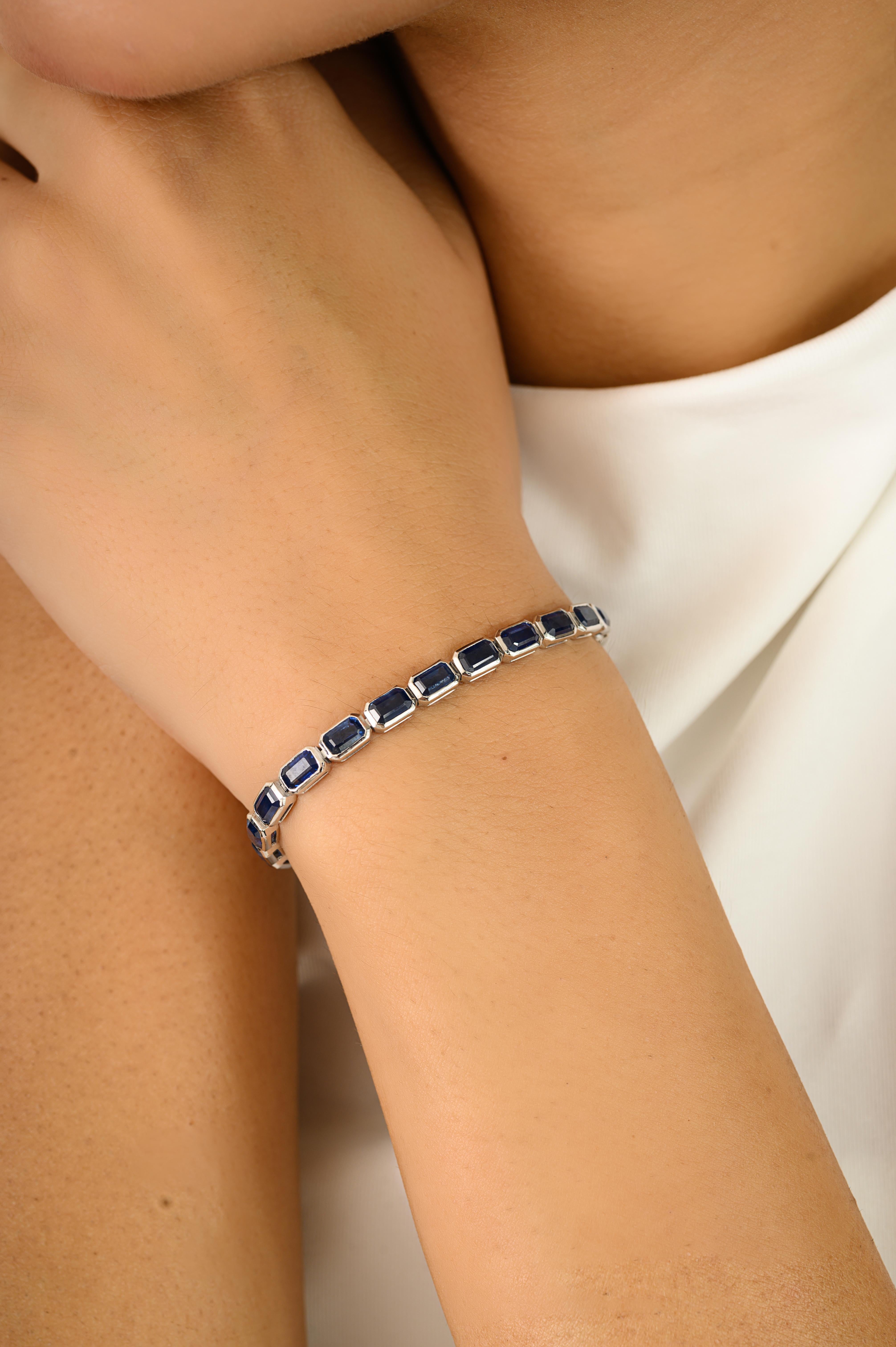 Pulsera de tenis de zafiro azul profundo de 12,81 quilates en oro blanco de 18 quilates con bisel engastado, cada zafiro se selecciona a mano por su vibrante tono azul real y se talla expertamente en elegantes formas de esmeralda con su cierre