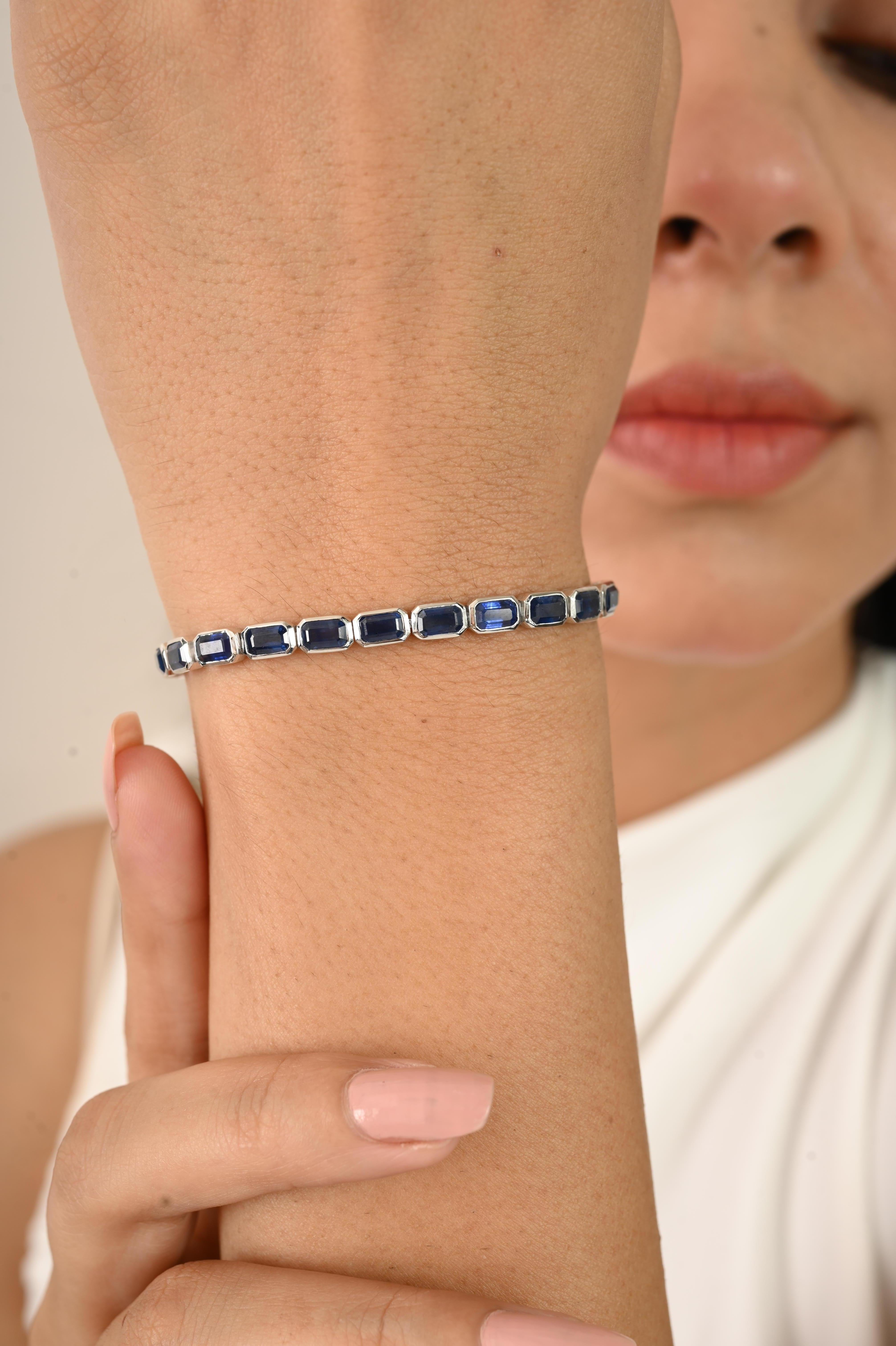 Donna Bracciale tennis con zaffiro blu profondo da 12,81 carati in oro bianco 18 carati con castone incastonato in vendita