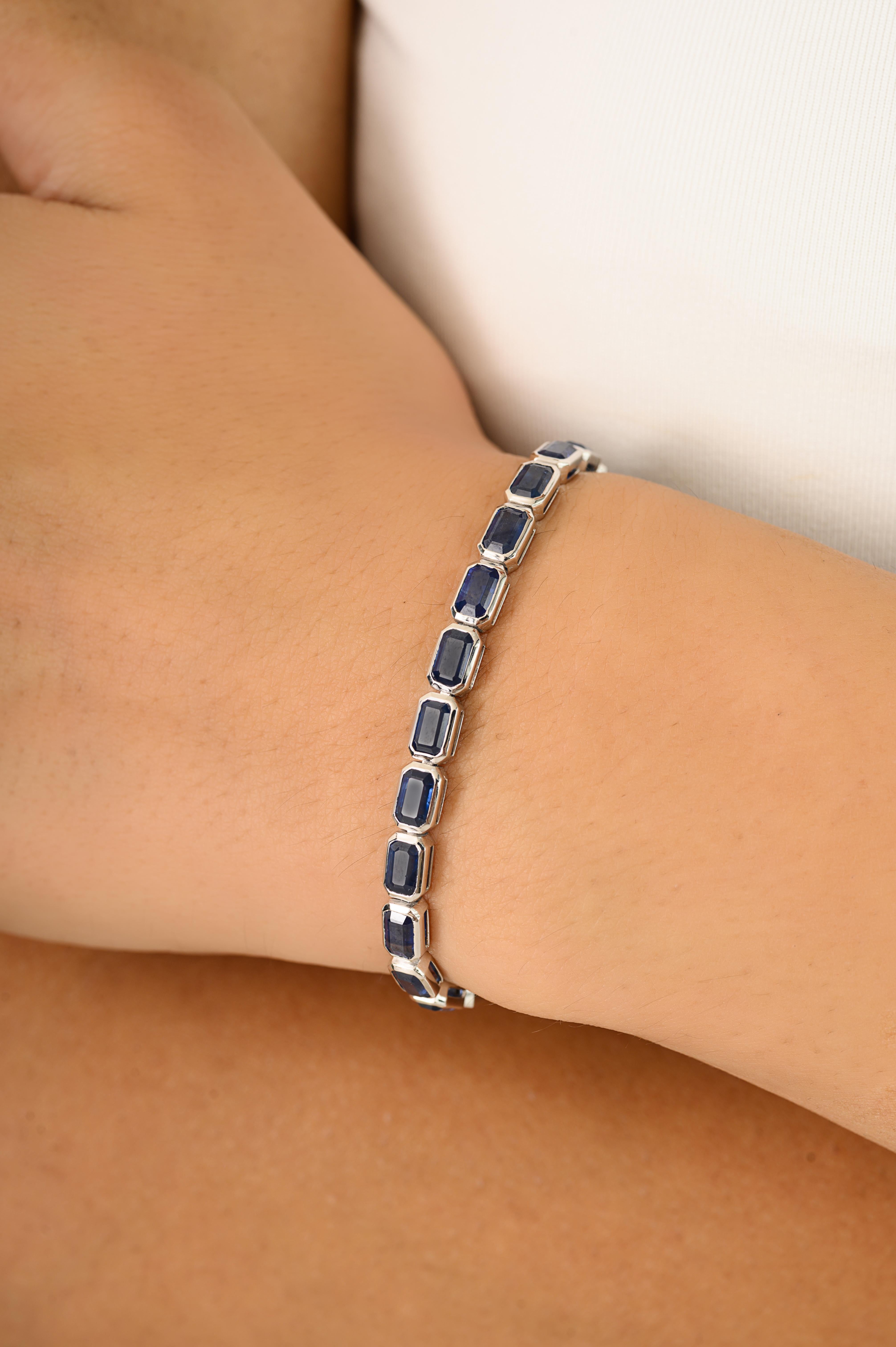 Pulsera de tenis de zafiro azul profundo de 12,81 quilates en oro blanco de 18 quilates con bisel engastado en venta 1