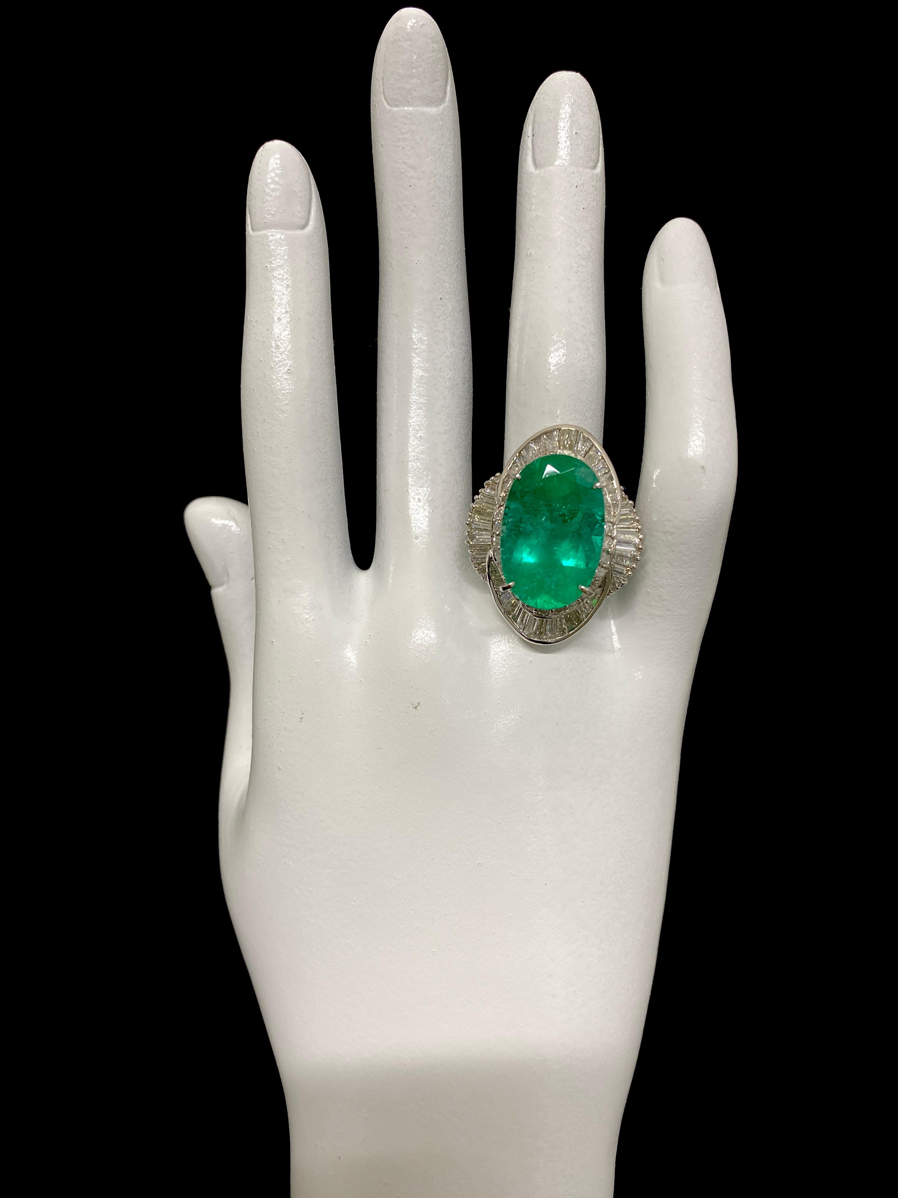 12.81 Carat Natural Emerald and Diamond Ballerina Ring Set in Platinum In Excellent Condition In Tokyo, JP