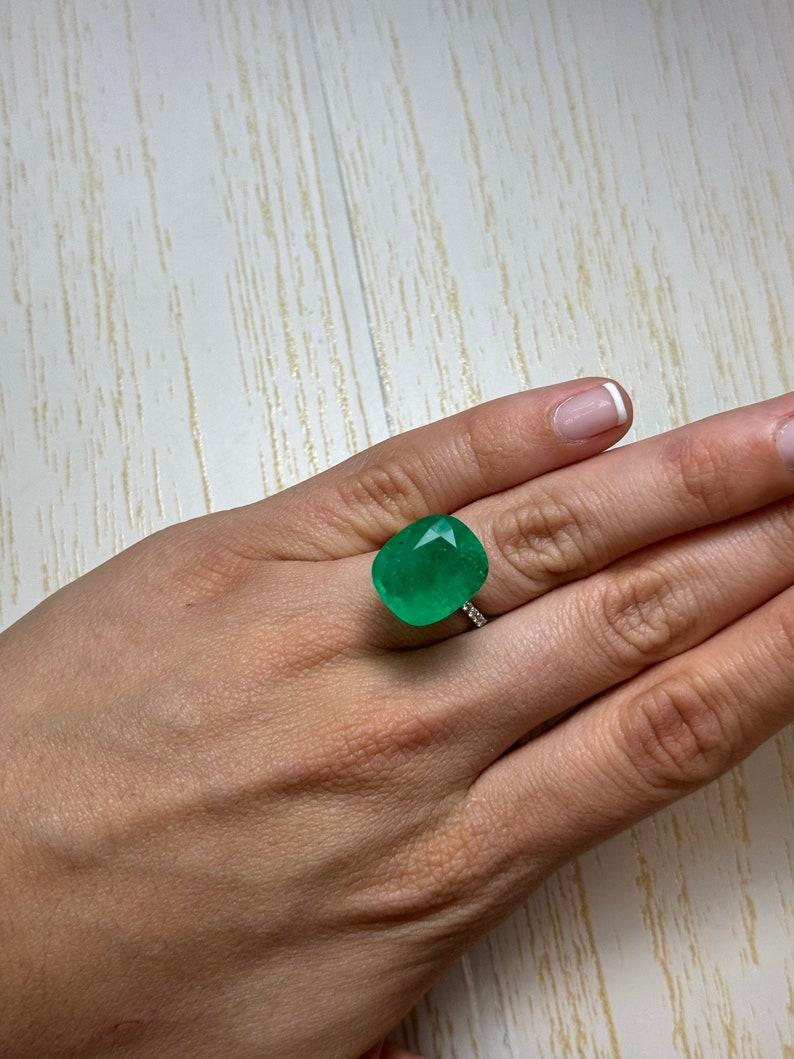12,81 carati di splendido smeraldo colombiano verde - 17x14 taglio a cuscino Pietra di nascita di maggio in vendita 2