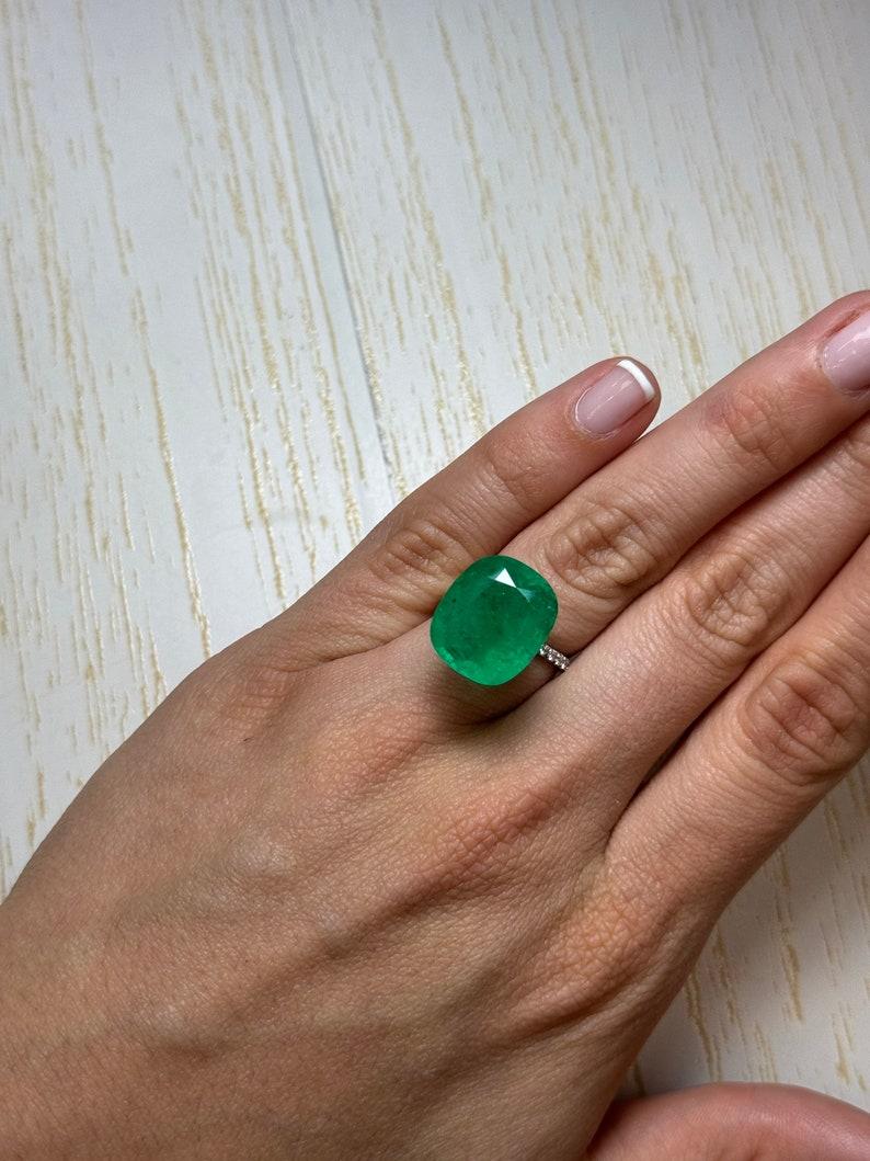 12,81 carati di splendido smeraldo colombiano verde - 17x14 taglio a cuscino Pietra di nascita di maggio in vendita 1