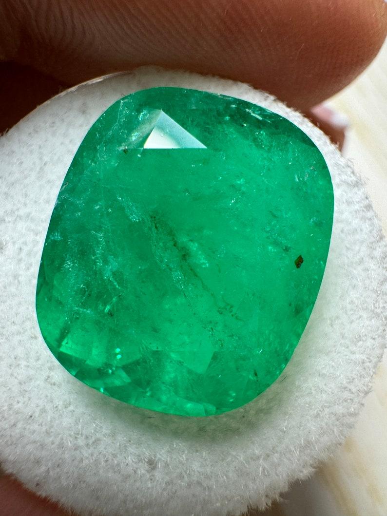 Moderno 12,81 carati di splendido smeraldo colombiano verde - 17x14 taglio a cuscino Pietra di nascita di maggio in vendita