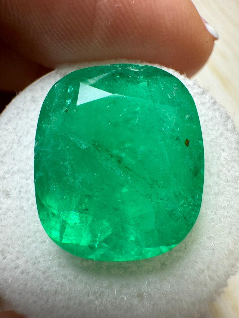 A. Stone: Smeraldo
Peso: 12,81 carati
Forma: Taglio a cuscino
Chiarezza: Trasparente
Lucentezza: Molto buono
Colore: Verde medio intenso
Misure: 16,71 mm x 14,32 mm x 8,41 mm
Origine geografica: Colombia
Trattamento: Naturale, oliatura

Commenti: A