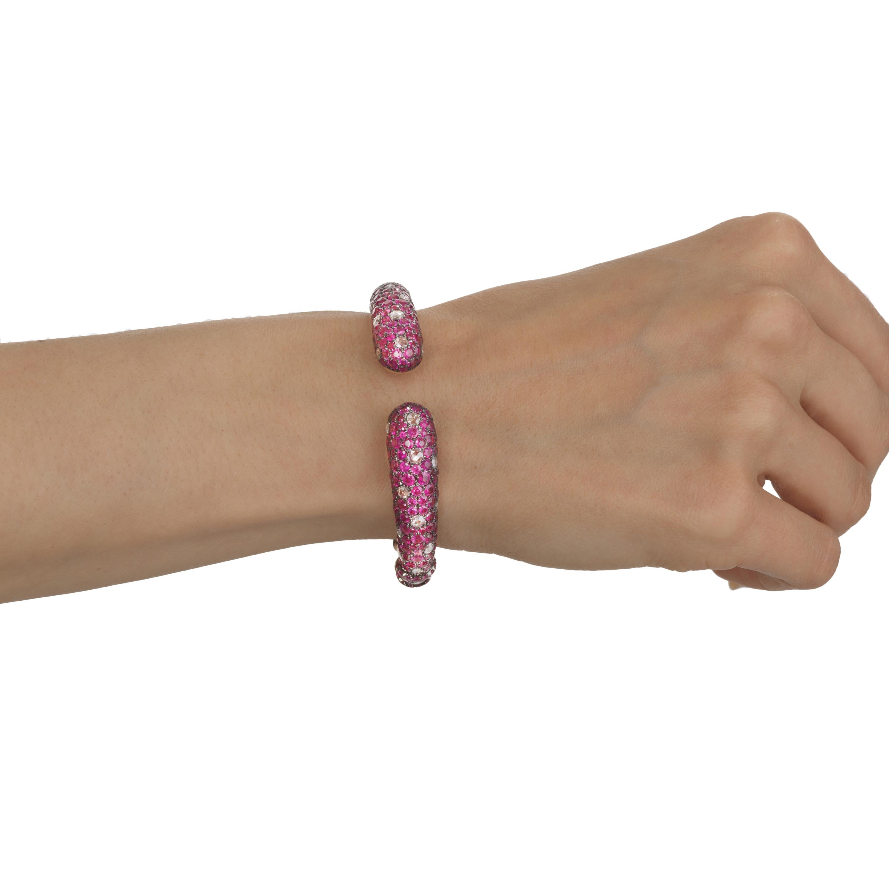 Taille ronde Nigaam 12,81 ct. Rubis et 1,45 carat Bracelet manchette en or rose 18 carats avec diamants en vente