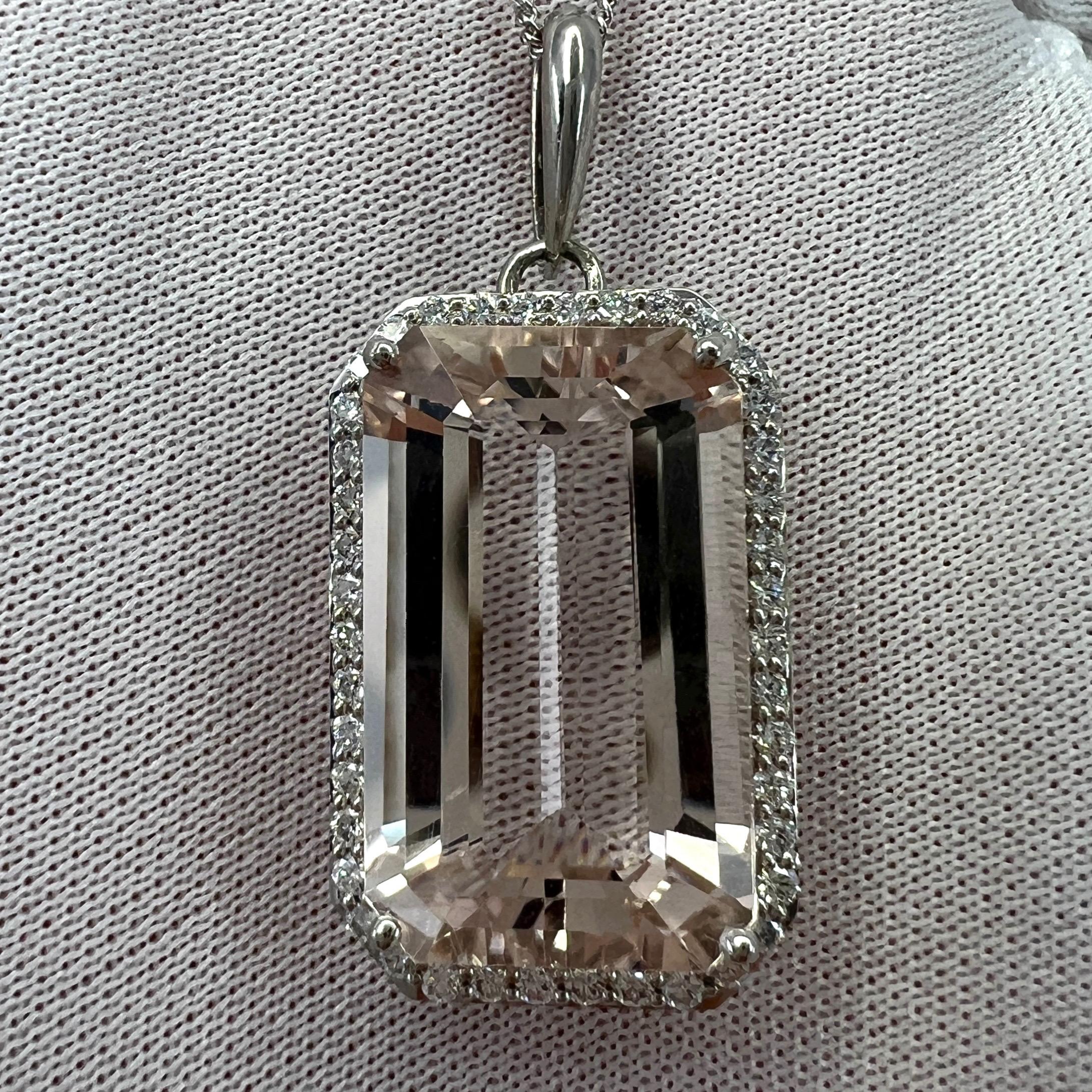 Fine Natural Morganite & Diamond 950 Platinum Halo Anhänger Halskette.

12,84 Karat pfirsichfarbener Morganit, eingefasst in einen feinen Platin-Halo-Anhänger. 
Erstklassiger Morganit mit schöner pfirsichrosa Farbe und ausgezeichneter Reinheit, VVS.