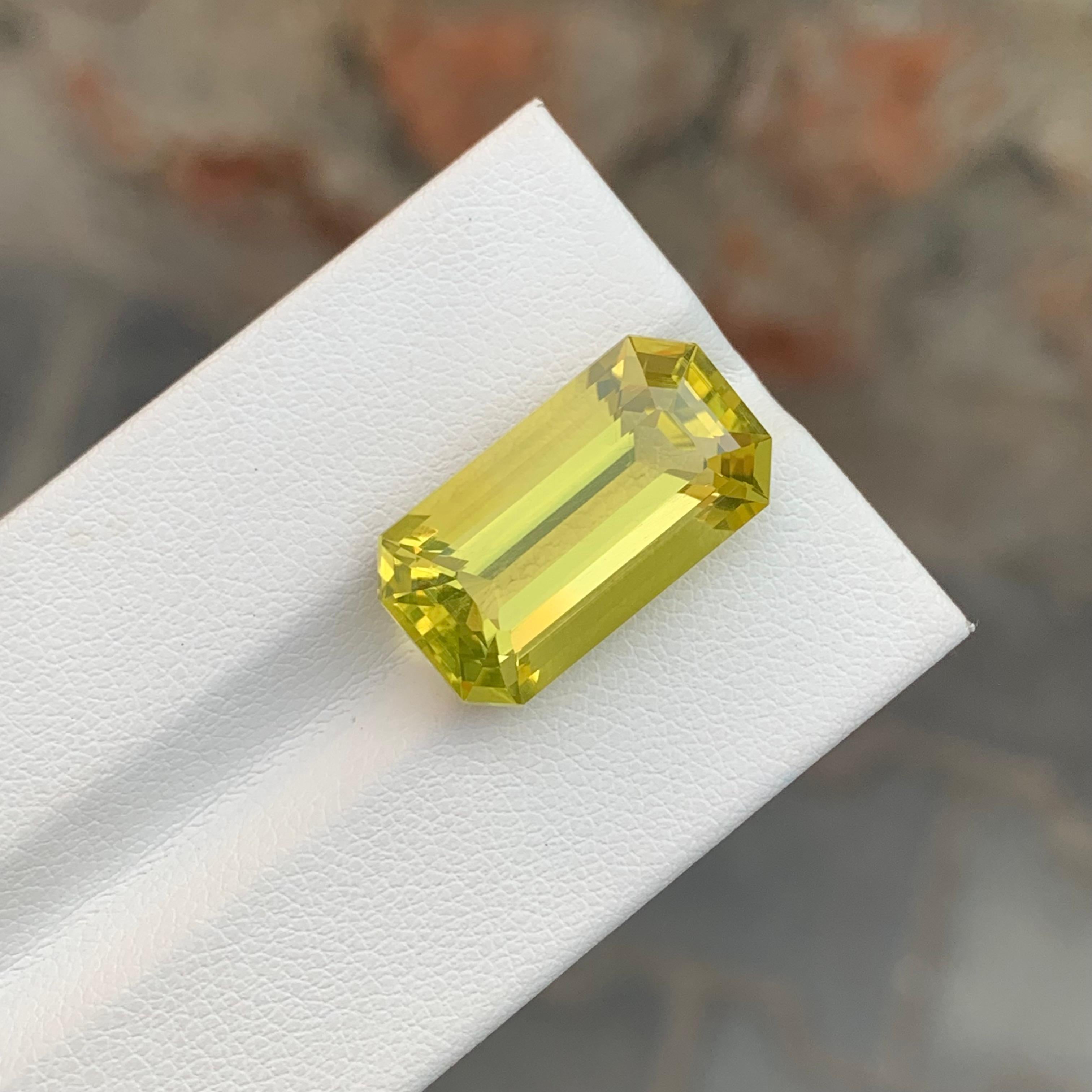 Loser Zitronenquarz 
Gewicht: 12,85 Karat
Abmessung: 19.3 x 10.5 x 8.8 Mm 
Herkunft: Brasilien
Die Form: Smaragd 
Zertifikat: Auf Anfrage
Farbe: Gelb

Der Zitronenquarz-Citrin, ein schillernder Edelstein, kombiniert die lebhaften Farben des