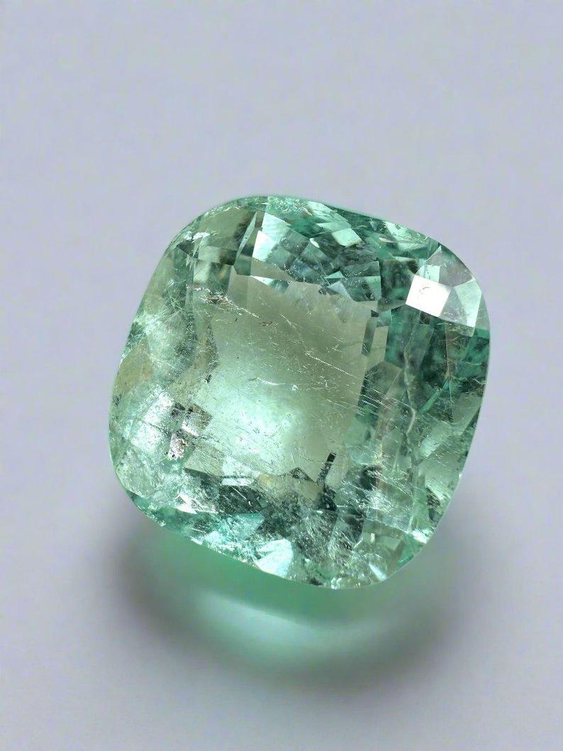 Modern 12.86 Carat Natural Cushion Colombian Emerald - 14.5x14mm Loose Gemstone For Sale
