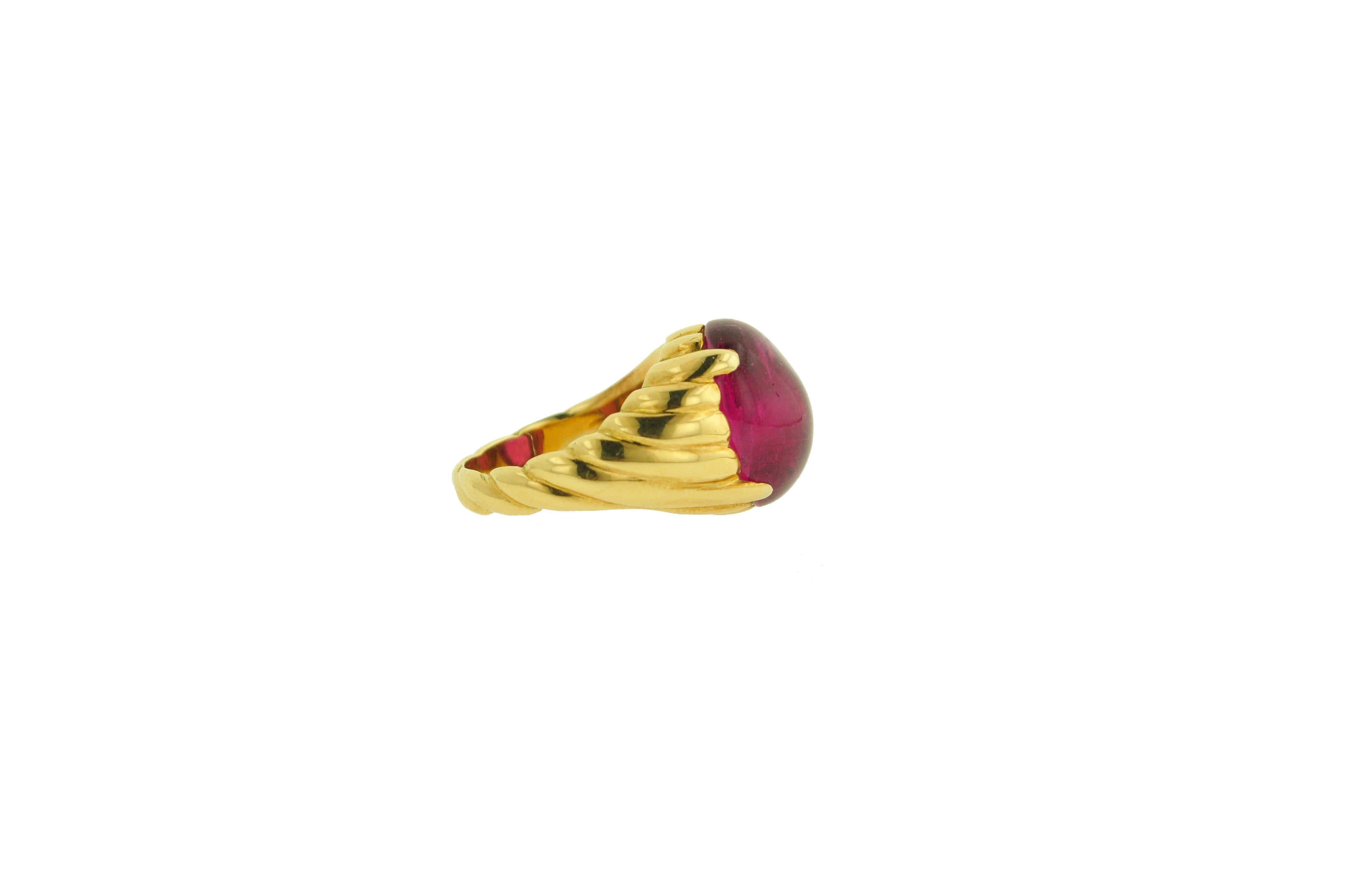 Retro 12.87 Carat Rubellite Yellow Gold Ring For Sale