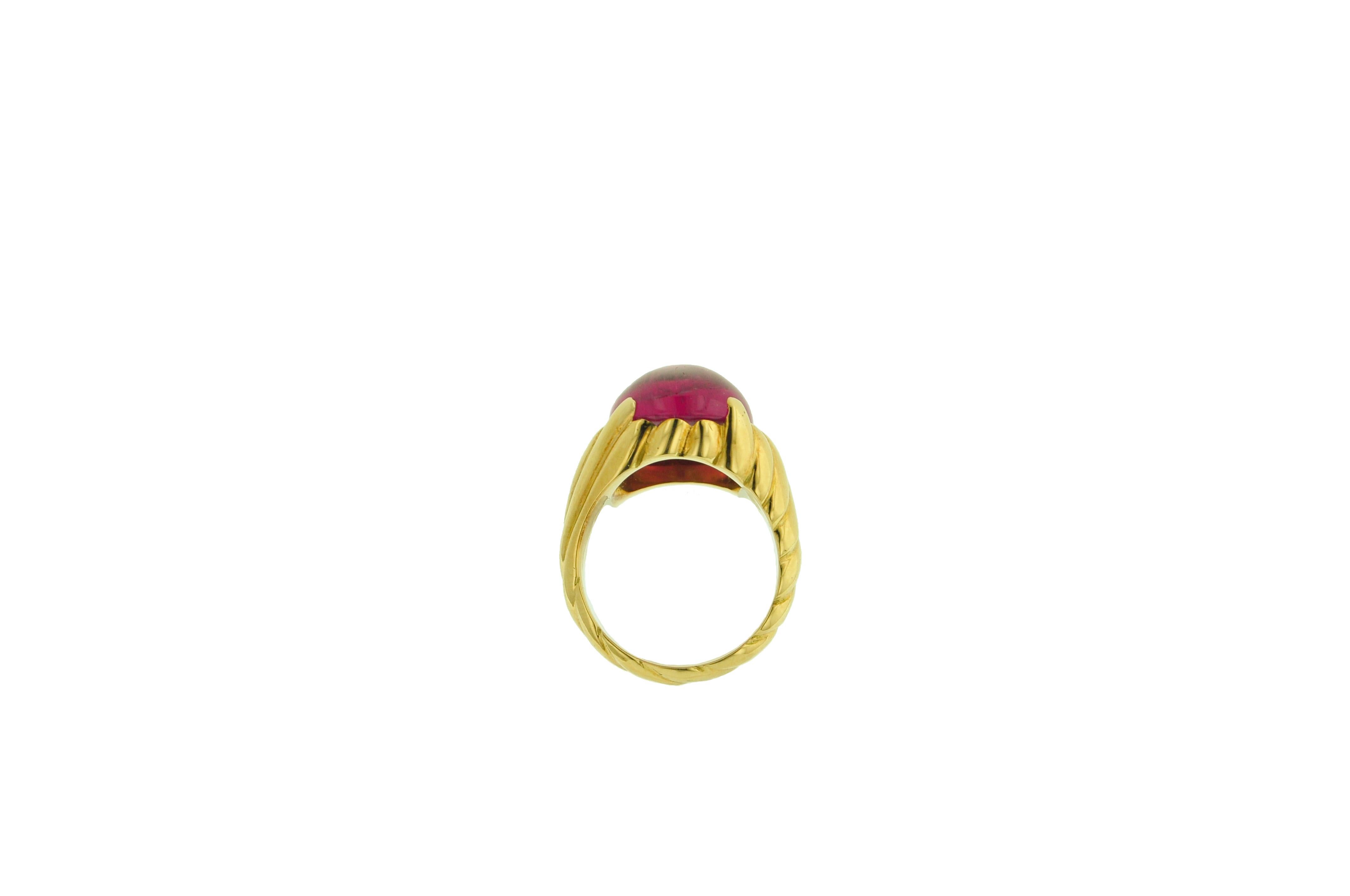 12.87 Carat Rubellite Yellow Gold Ring In Excellent Condition For Sale In New York, NY