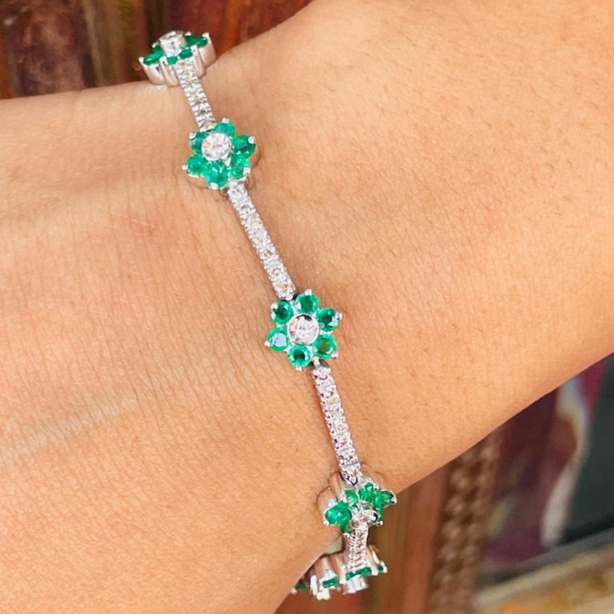 Round Cut 12.87 Ct Minimal Flower Bracelet in Natural Emerald and Diamond 18k White Gold For Sale