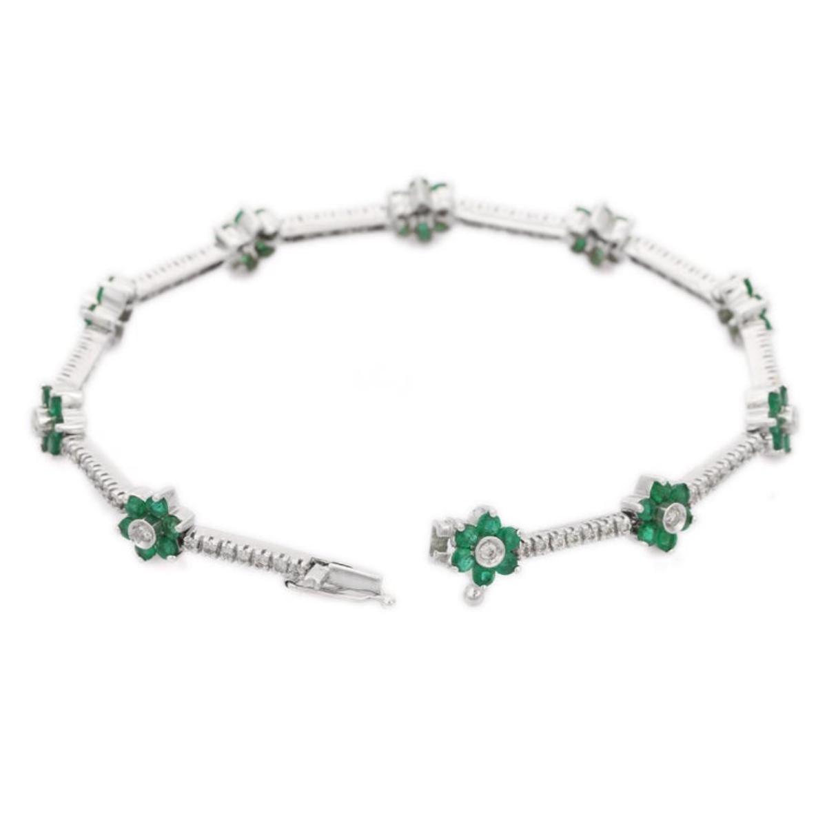 12.87 Ct Minimal Flower Bracelet in Natural Emerald and Diamond 18k White Gold In New Condition For Sale In New York, NY