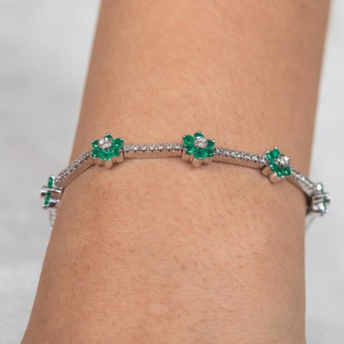 Women's 12.87 Ct Minimal Flower Bracelet in Natural Emerald and Diamond 18k White Gold For Sale