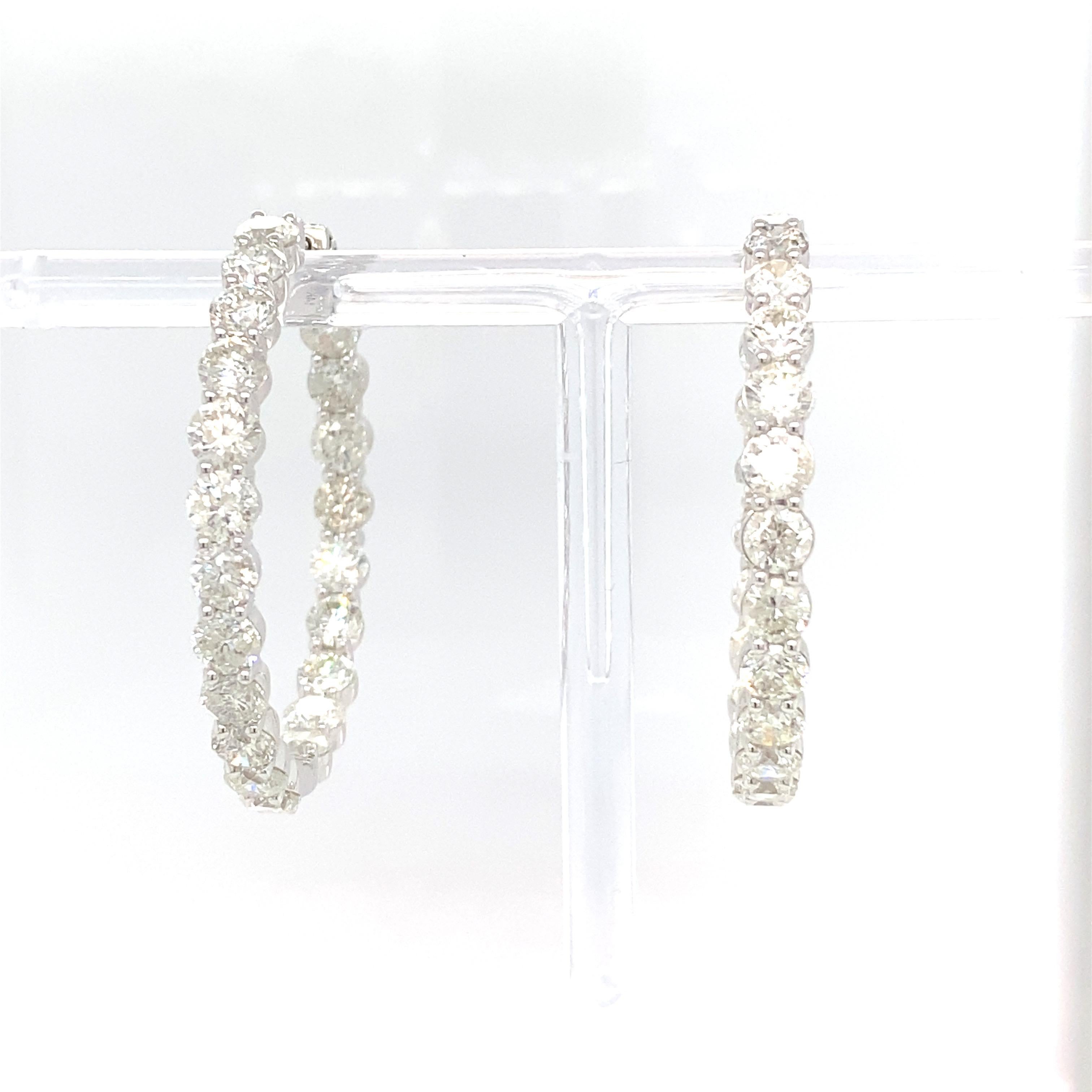Brilliant cut white diamonds are meticulously crafted to create this timeless elegant inside out hoop earrings. It is set in white gold.
Diamond: 12.88 carat
Gold: 14K White 