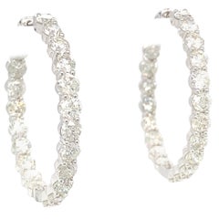 Orecchini a cerchio in oro bianco con diamante bianco da 12,88 carati