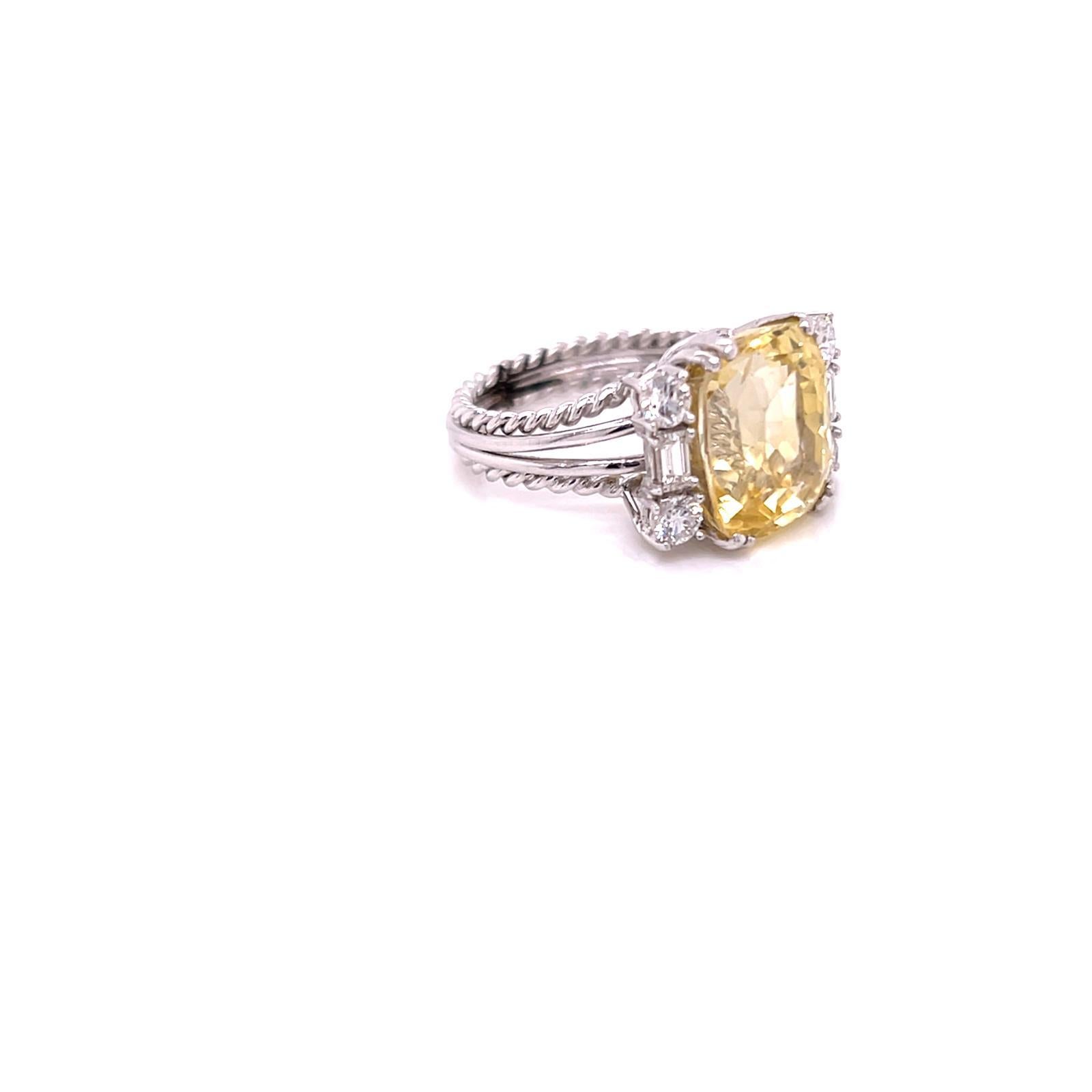 Bague en or blanc 18 carats sertie de saphir jaune de 12,89 carats et de diamants

Cette bague exquise témoigne d'une élégance intemporelle et d'un design sophistiqué. En son cœur, un superbe saphir jaune de 12,89 carats, taillé en émeraude, brille