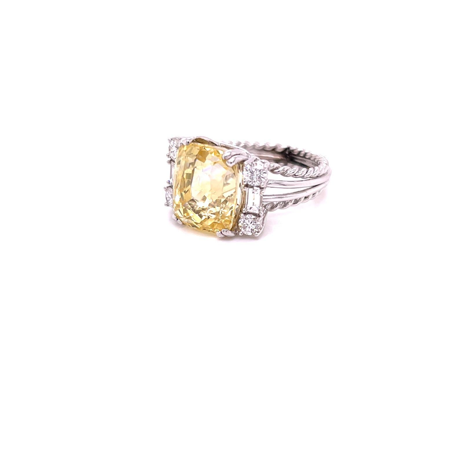 Contemporain Bague en or blanc 18 carats sertie de saphir jaune de 12,89 carats et de diamants en vente