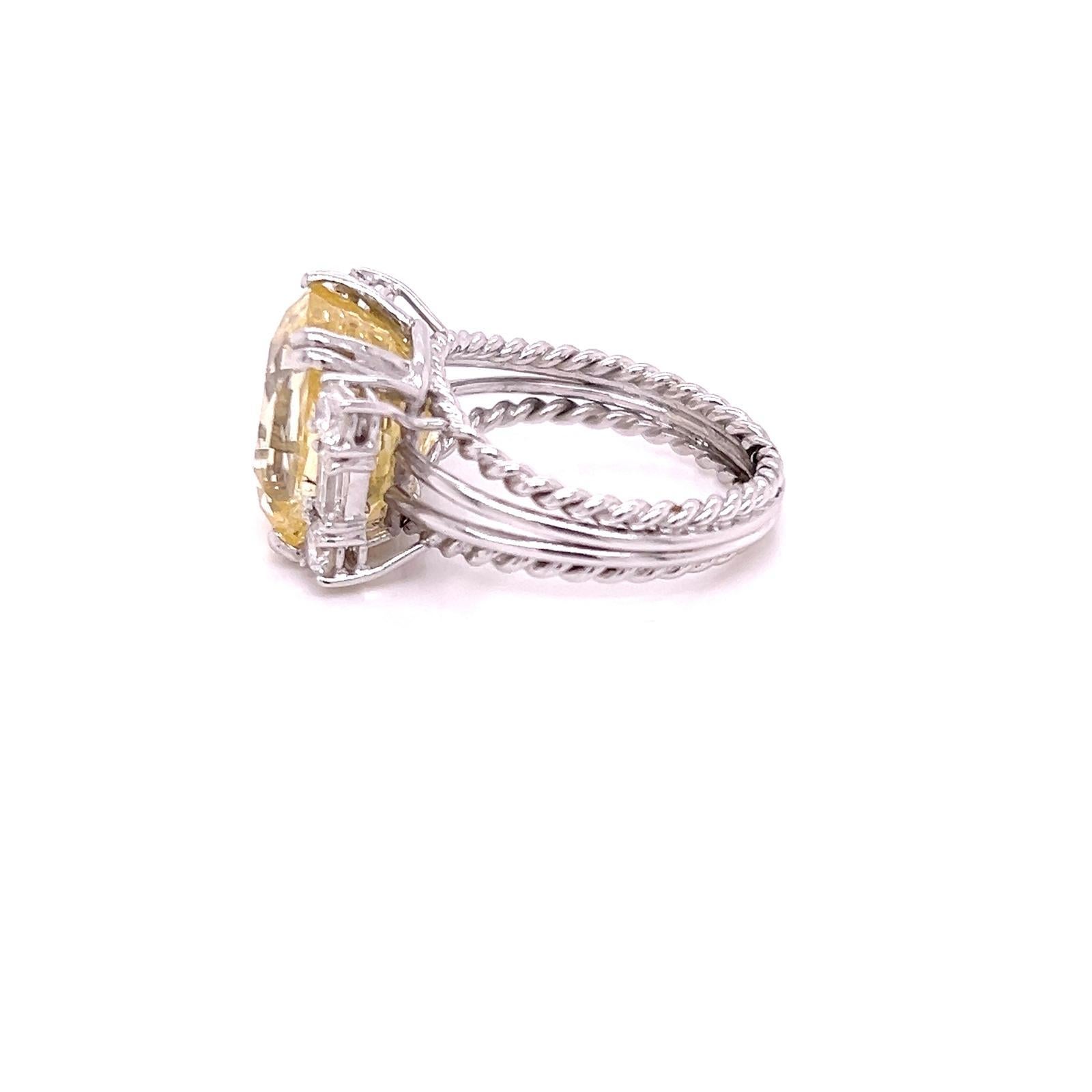 Taille émeraude Bague en or blanc 18 carats sertie de saphir jaune de 12,89 carats et de diamants en vente