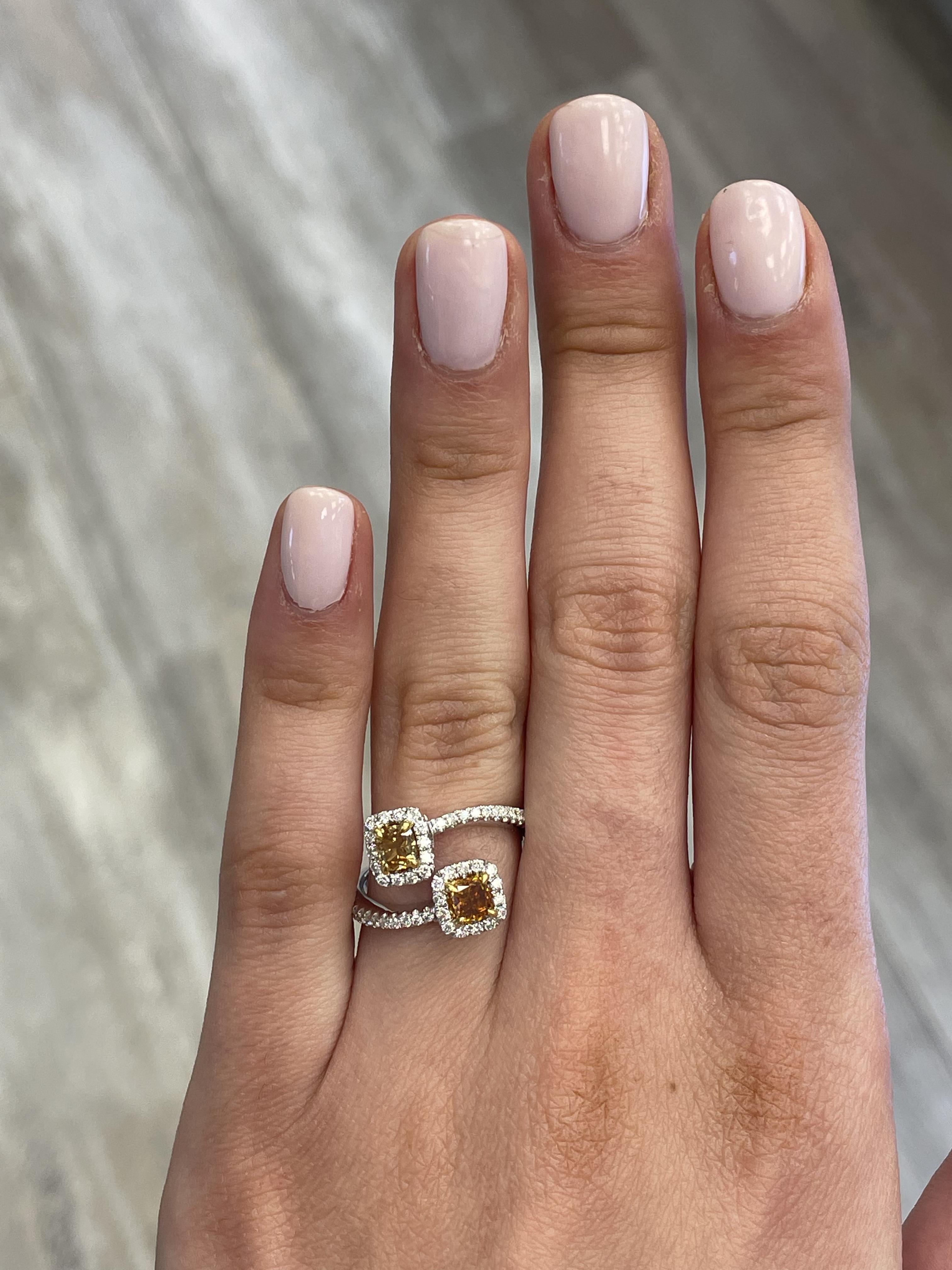 Moderno anello bypass con diamante naturale giallo marrone.
1,28 carati di peso totale di diamanti.
2 diamanti a cuscino, 0,84 carati. Colore Marrone Giallo Fancy e purezza VS2/SI1. Il tutto è completato da 54 diamanti rotondi taglio brillante, per