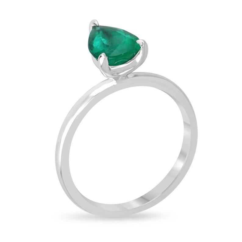 Eleganz mit unserem Solitär-Smaragdring, der einen atemberaubenden 1,28-karätigen Smaragd im Birnenschliff zeigt, der eine bemerkenswerte sattgrüne Farbe, transparente Klarheit und exzellenten Glanz ausstrahlt. Dieser außergewöhnliche Edelstein