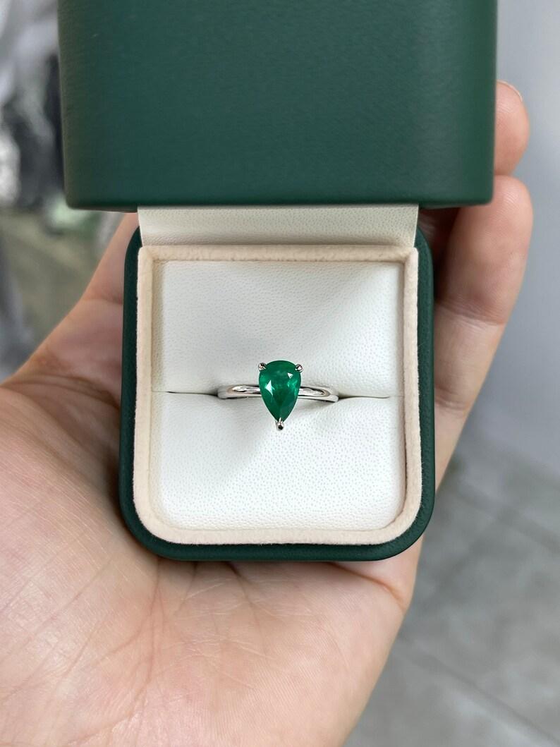 1,28ct 18K Birnenschliff Smaragd Solitär Ring - Deep Green Prong Set Weißgold (Moderne) im Angebot