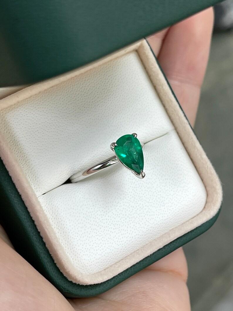 1,28ct 18K Birnenschliff Smaragd Solitär Ring - Deep Green Prong Set Weißgold (Tropfenschliff) im Angebot