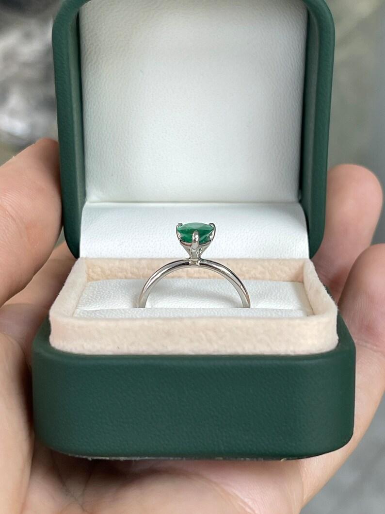 1,28ct 18K Birnenschliff Smaragd Solitär Ring - Deep Green Prong Set Weißgold im Zustand „Neu“ im Angebot in Jupiter, FL