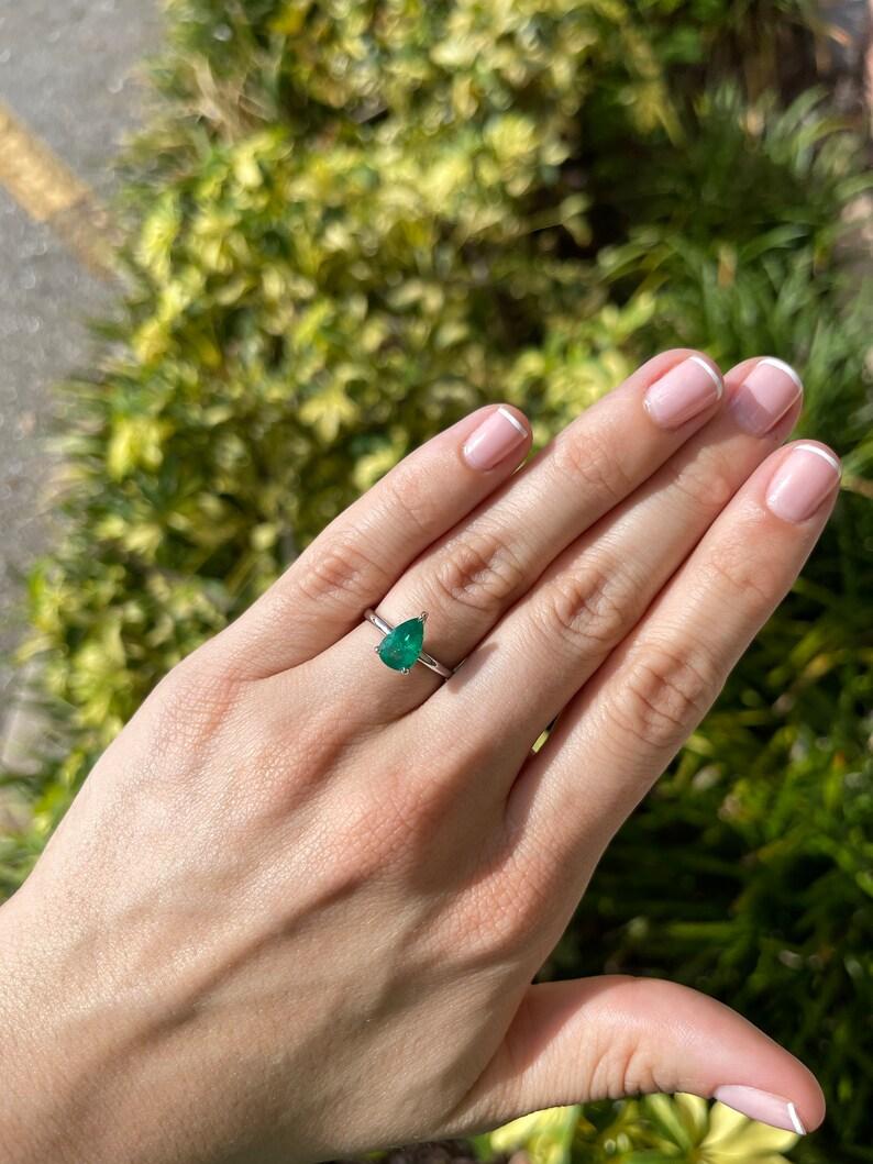 1,28ct 18K Birnenschliff Smaragd Solitär Ring - Deep Green Prong Set Weißgold im Angebot 1