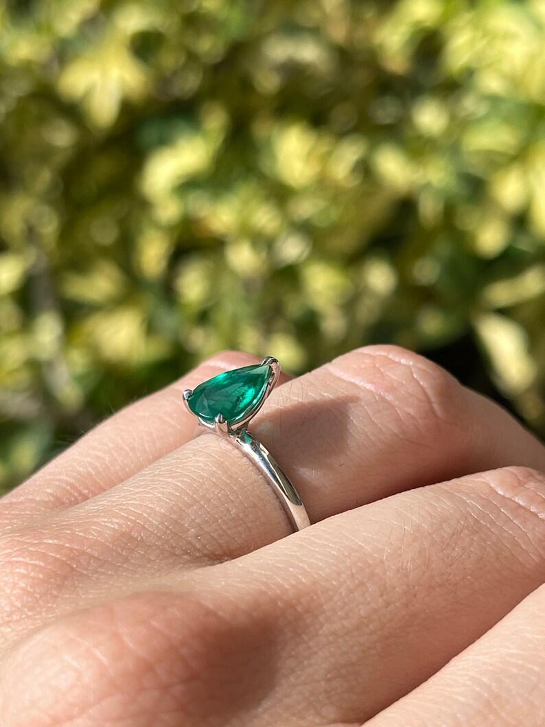 1,28ct 18K Birnenschliff Smaragd Solitär Ring - Deep Green Prong Set Weißgold im Angebot 2