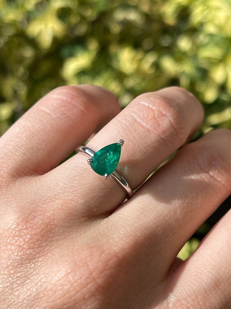 1,28ct 18K Birnenschliff Smaragd Solitär Ring - Deep Green Prong Set Weißgold im Angebot 3