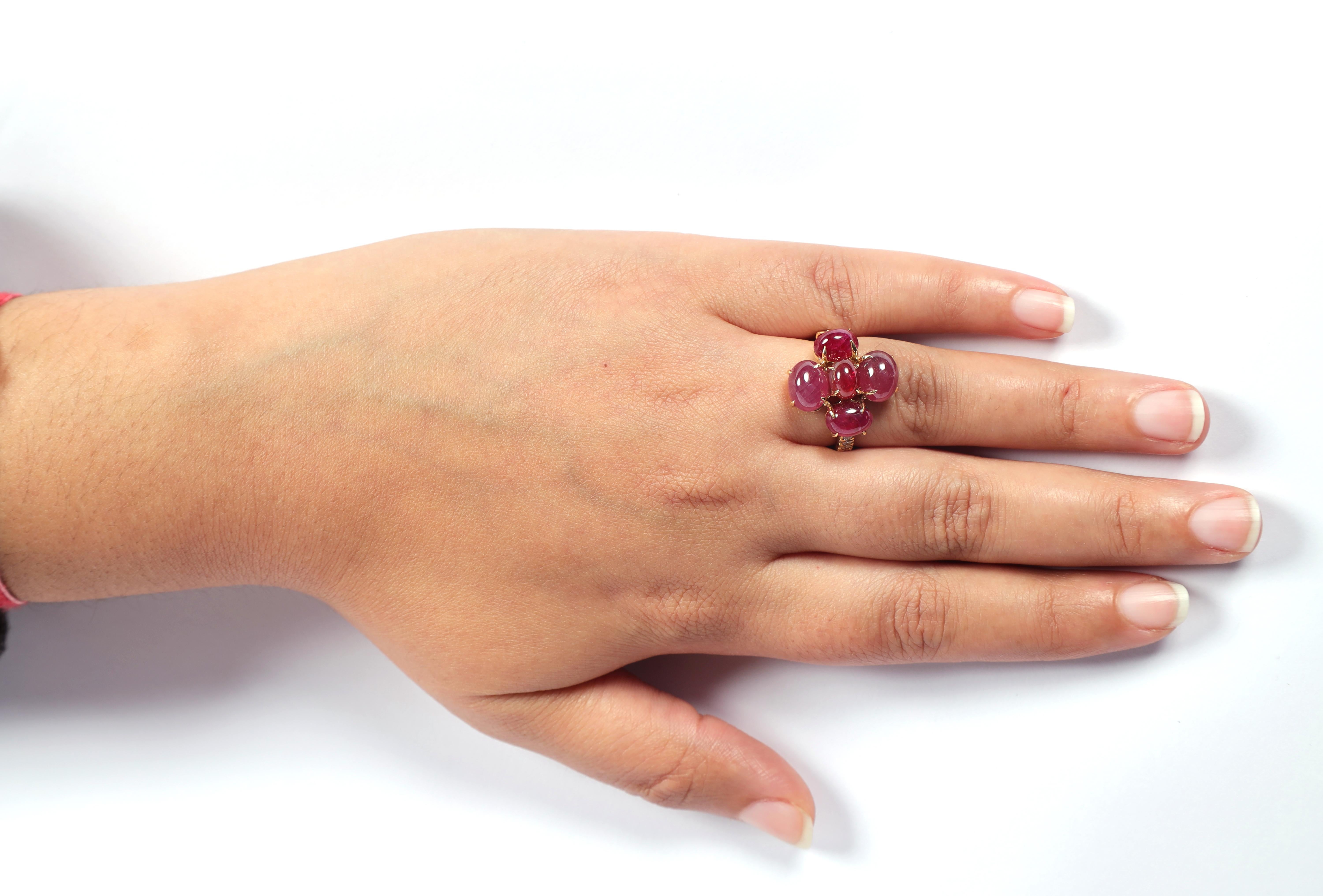 Bague en or jaune massif 18 carats avec diamants et rubis naturel de Birmanie cabochon de 12,8 carats Neuf - En vente à Jaipur, Rajasthan