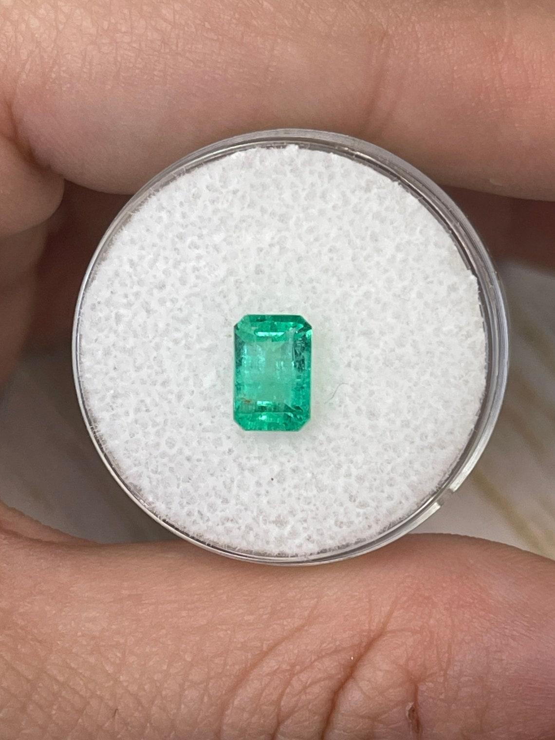 Piedra: Esmeralda
Peso: 1,28 quilates
Forma: Corte Esmeralda
Claridad: Transparente
Lustre: Muy bueno
Color: Verde primavera medio
Medidas: 7,64 mm x 5,08 mm x 4,28 mm
Origen geográfico: Colombia
Tratamiento: Natural, Engrasado

Observaciones: