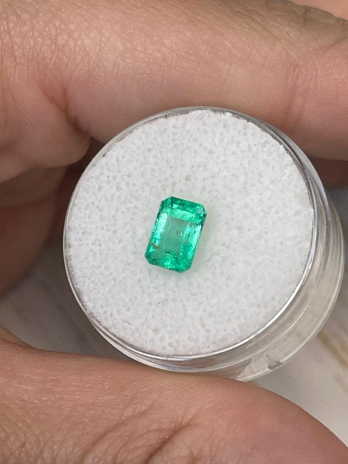 1,28ct Esmeralda Colombiana Verde Primavera Alargada 7,6x5mm Talla Esmeralda Genuina en Nuevo estado para la venta en Jupiter, FL