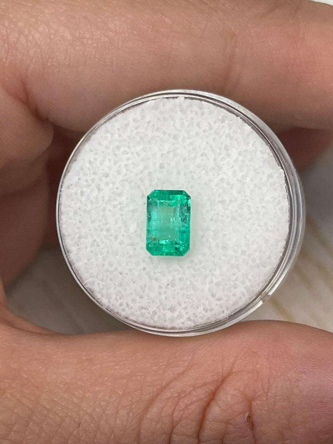 Femenino o masculino 1,28ct Esmeralda Colombiana Verde Primavera Alargada 7,6x5mm Talla Esmeralda Genuina en venta
