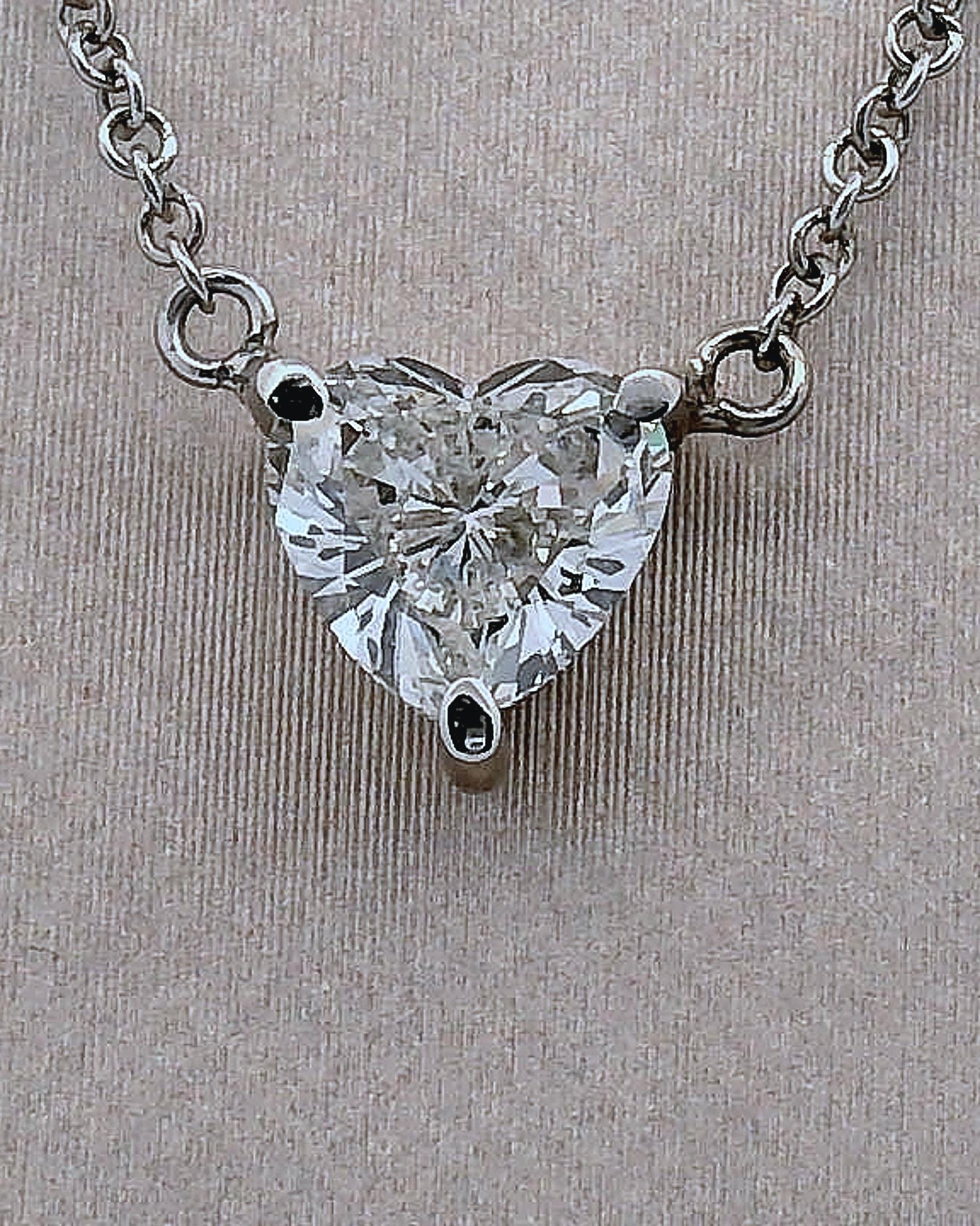 1.28ct. Floating Diamond Heart Pendant In condizioni buone in vendita a Sausalito, CA