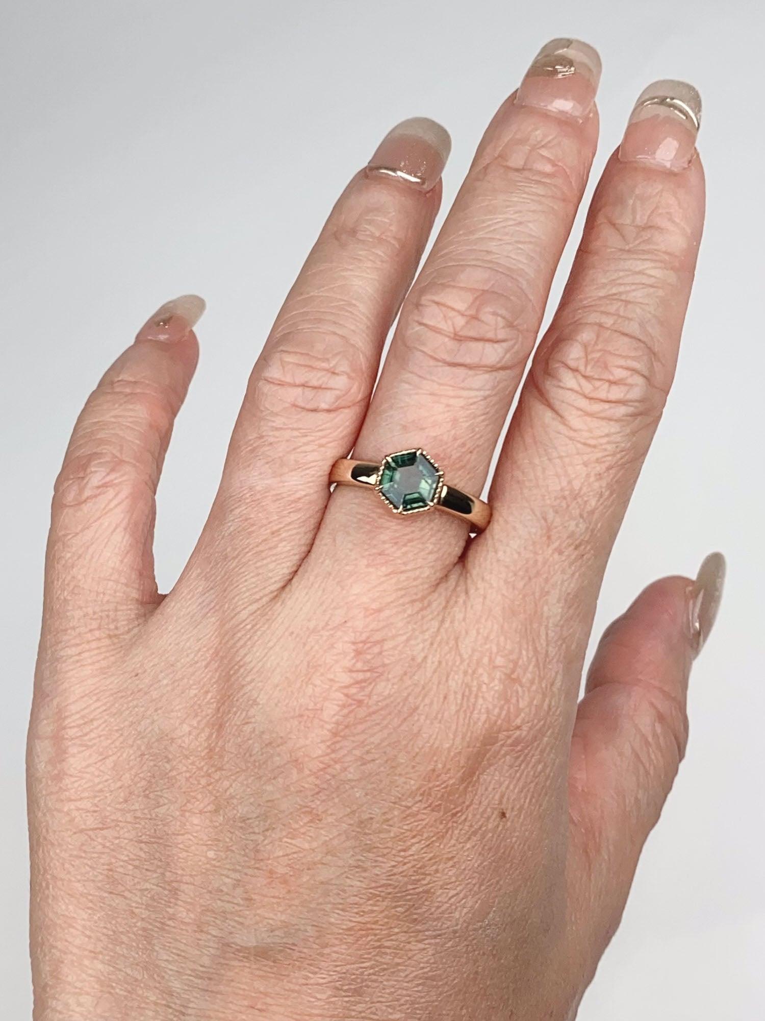 da uomo o donna 1.28ct Hexagon Sapphire 14K Gold Engagement Ring with Wide Band R6778 in vendita