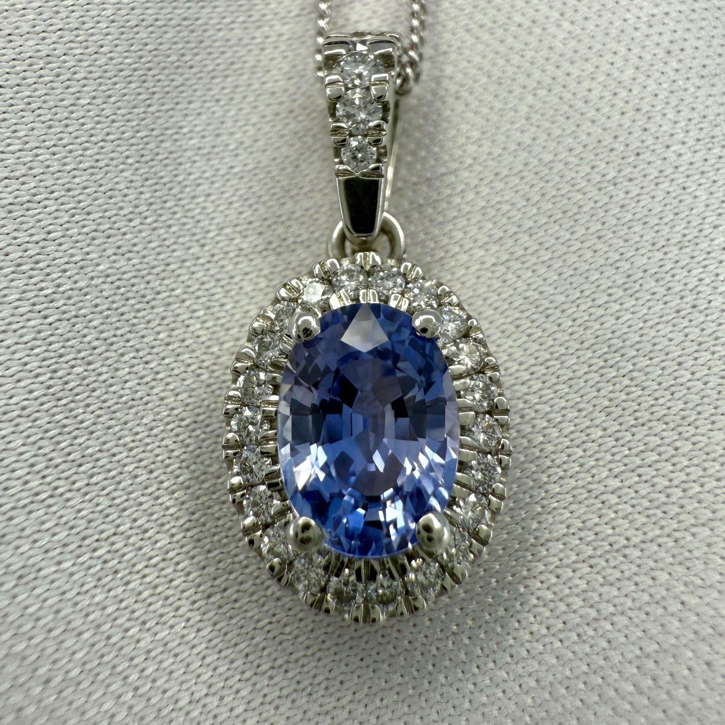 Fine Natural Vivid Violet Blue Sapphire & Diamond 950 Platinum Halo Anhänger Halskette. 1,28 Karat gesamt.

1,10 Karat Saphir mit einer feinen violettblauen Farbe und ausgezeichneter Klarheit. VVS. Ein sehr sauberer Stein.
Außerdem hat er einen