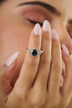 Verlobungsring mit einem blauen Saphir im Birnenschliff (1,28 ct) und Diamanten im Halo-Design aus 14-karätigem Gelbgold