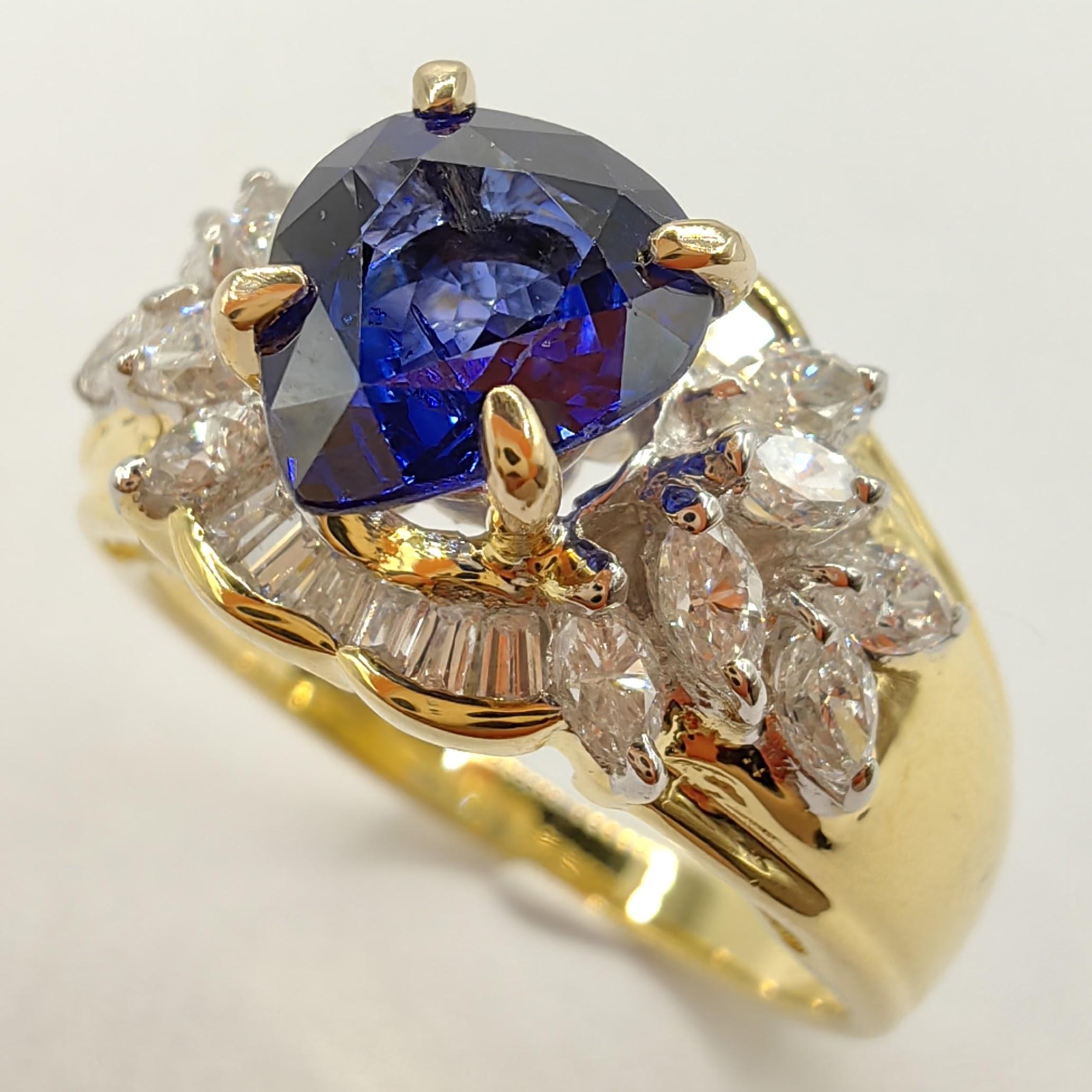 Dieser vom Vintage-Stil inspirierte Ring ist ein atemberaubendes Beispiel für zeitlose Eleganz und fachmännische Handwerkskunst. Mit einem schimmernden 1,28-Karat-Saphir im Birnenschliff als Herzstück ist dieser Ring ein kühnes Statement für