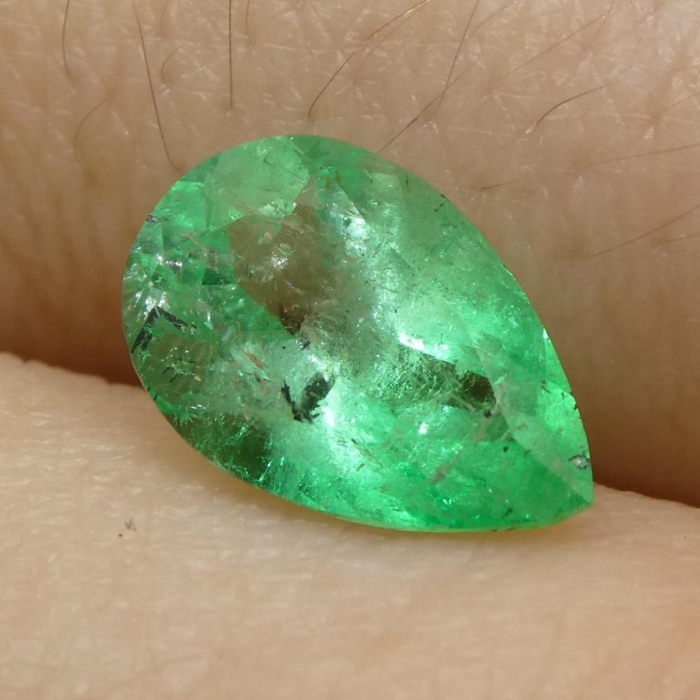 Beschreibung:

Edelstein-Typ: Smaragd 
Anzahl von Steinen: 1
Gewicht: 1,28 Karat
Abmessungen: 9.32 x 6,28 x 4,51 mm
Die Form: Birne
Schliffart Krone: Brillantschliff
Schliffart Pavillon: Modifizierter Brillantschliff 
Transparenz:
