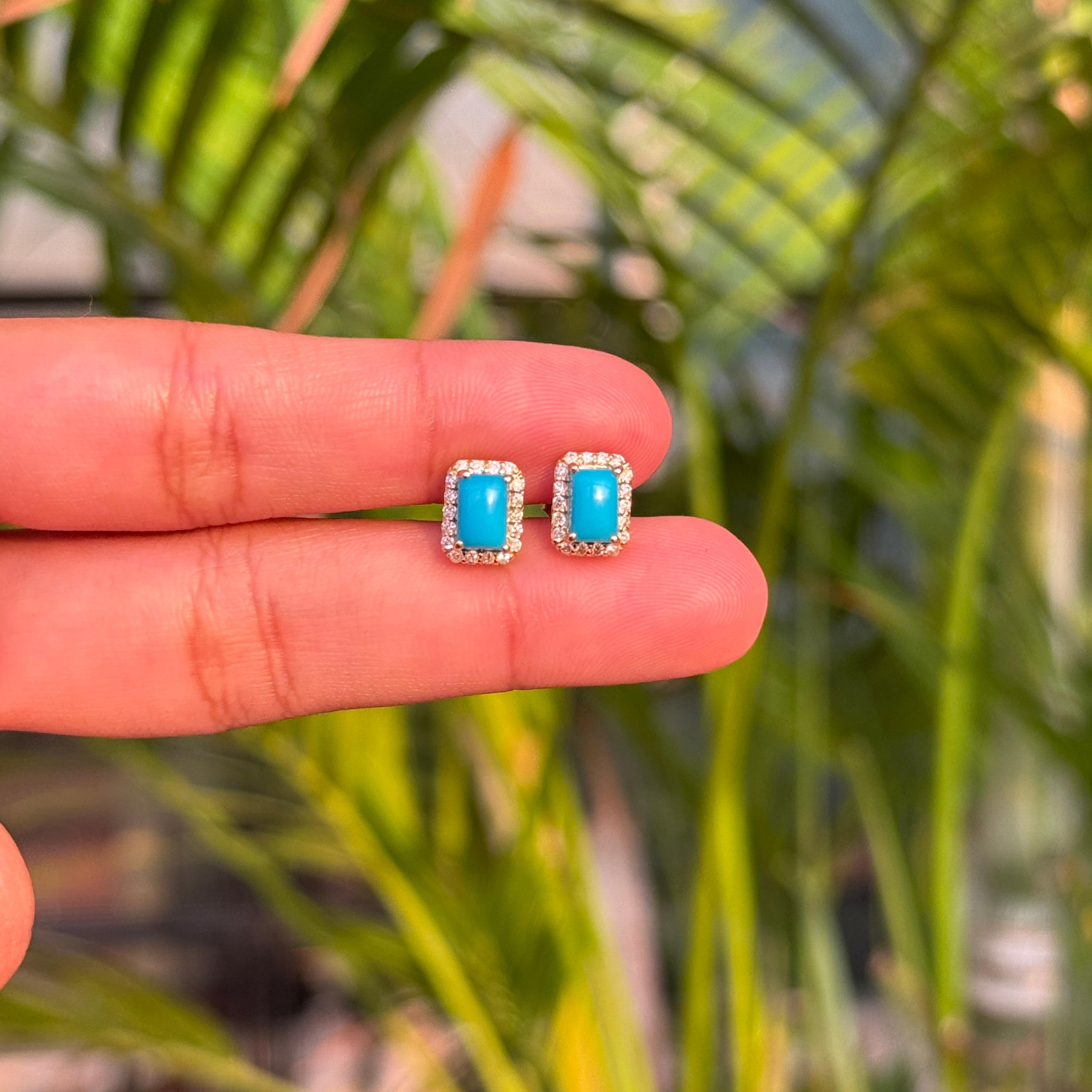 Questi eleganti orecchini a perno presentano 1,28 carati di vibrante turchese tagliato a cabochon, ciascuno incorniciato da una scintillante aureola di diamanti rotondi a taglio brillante per un totale di 0,23 carati. Realizzati in oro giallo