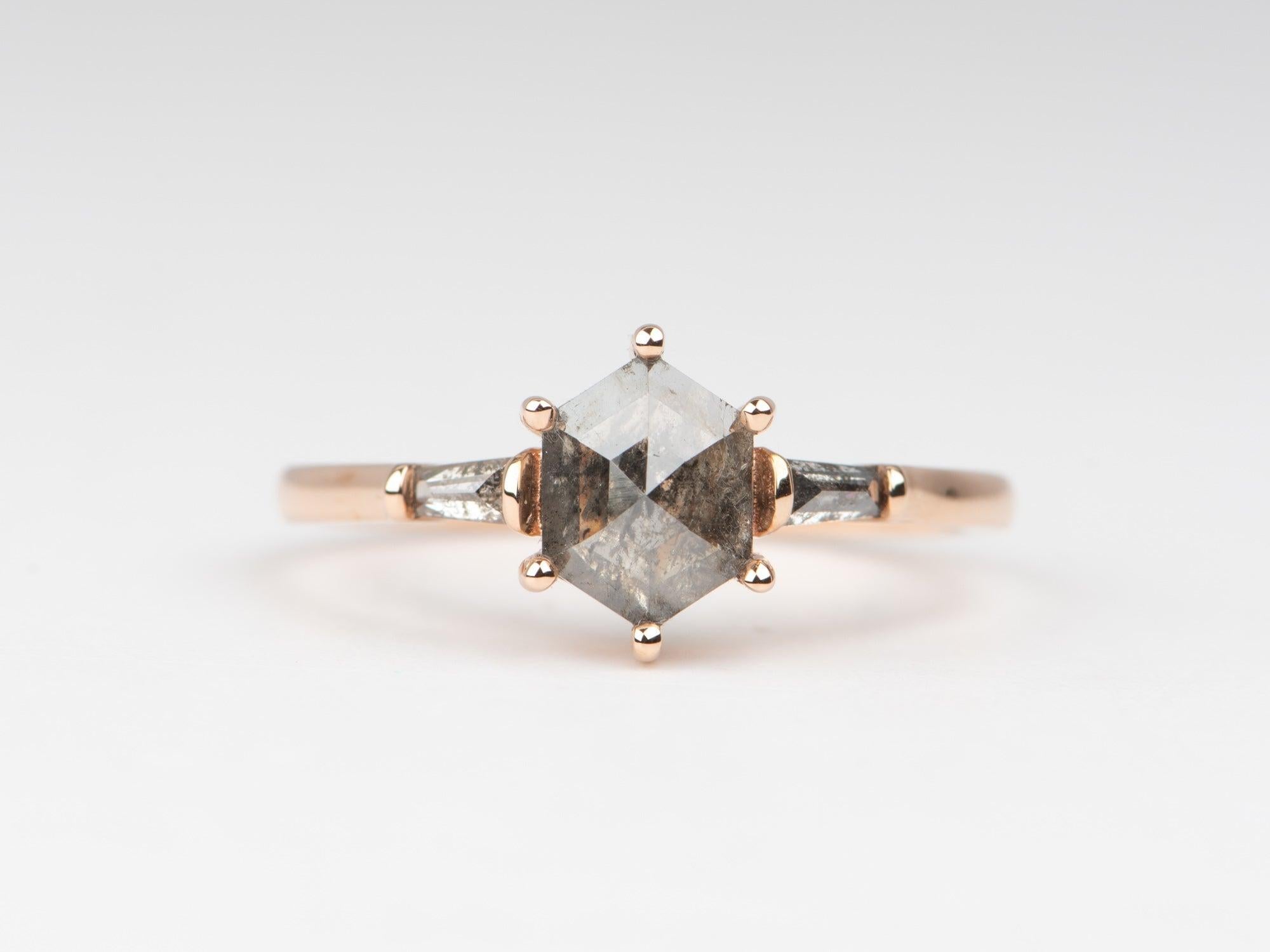 ♥ Anillo de compromiso de tres piedras con diamantes Hexágono Sal y Pimienta de 1,28ctw Oro rosa de 14 quilates R6681

♥ Anillo de oro rosa macizo de 14 quilates engastado con un hermoso diamante hexagonal sal y pimienta, flanqueado por laterales de