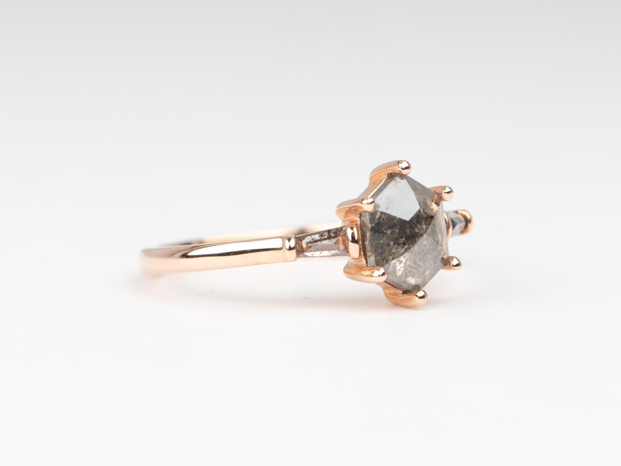 Anillo de compromiso de tres piedras con diamantes Hexágono Sal y Pimienta de 1,28ctw Oro rosa de 14 quilates Sin cortar en venta