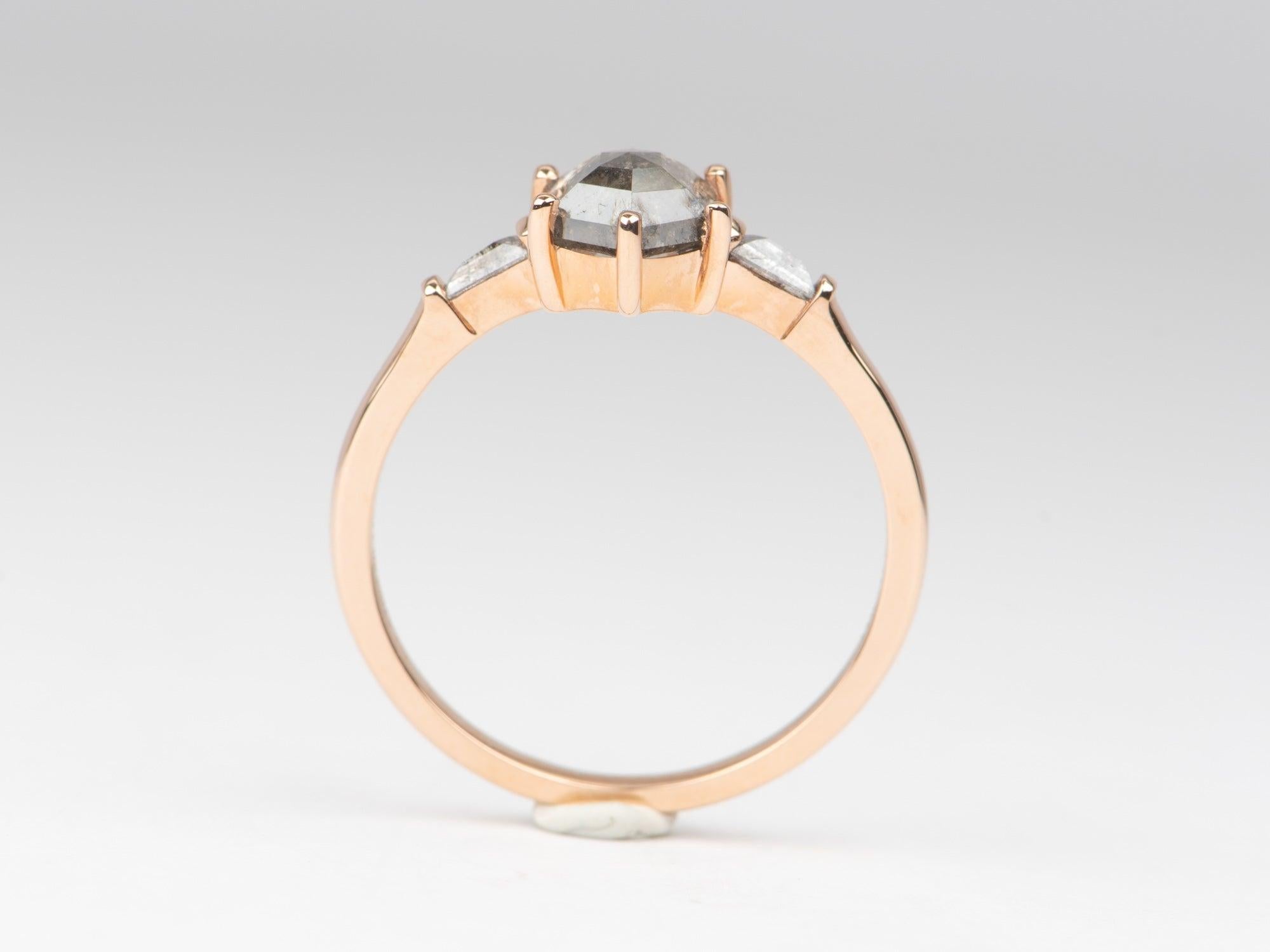 Anillo de compromiso de tres piedras con diamantes Hexágono Sal y Pimienta de 1,28ctw Oro rosa de 14 quilates en Nuevo estado para la venta en Osprey, FL