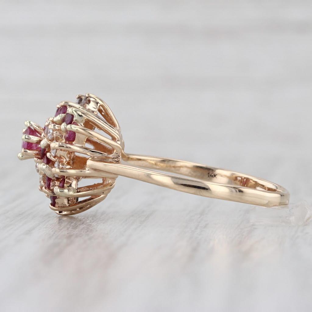Informations sur les pierres précieuses :
- Diamants naturels -
Total des carats - 0.28ctw
Taille - Brilliante ronde
Couleur - G - H
Clarté - SI1 - I1

- Rubis naturels -
Total des carats - 1ctw
Coupe - ronde
Couleur - Rouge
Traitement - Amélioré de