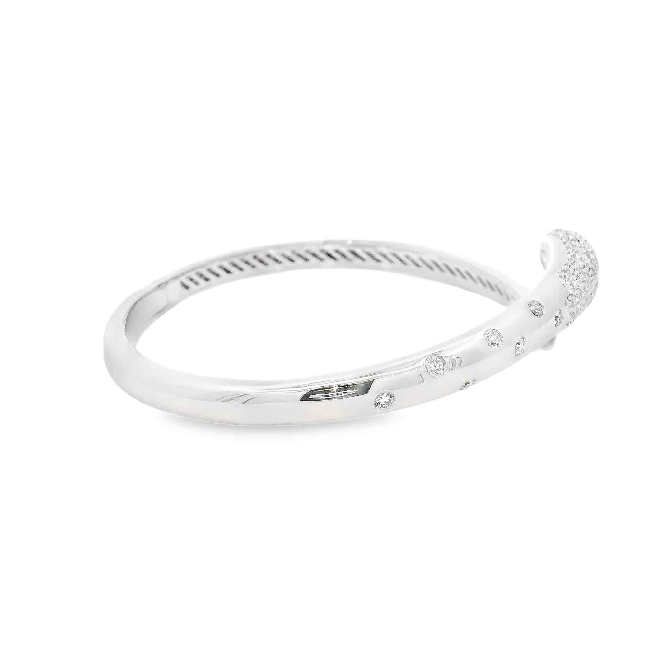 Pulsera brazalete serpiente de diamantes de oro blanco de 18 quilates
Elaborado en luminoso oro blanco de 18 quilates, este llamativo brazalete inspirado en una serpiente exhibe un total de aproximadamente 1,29 quilates de diamantes naturales de